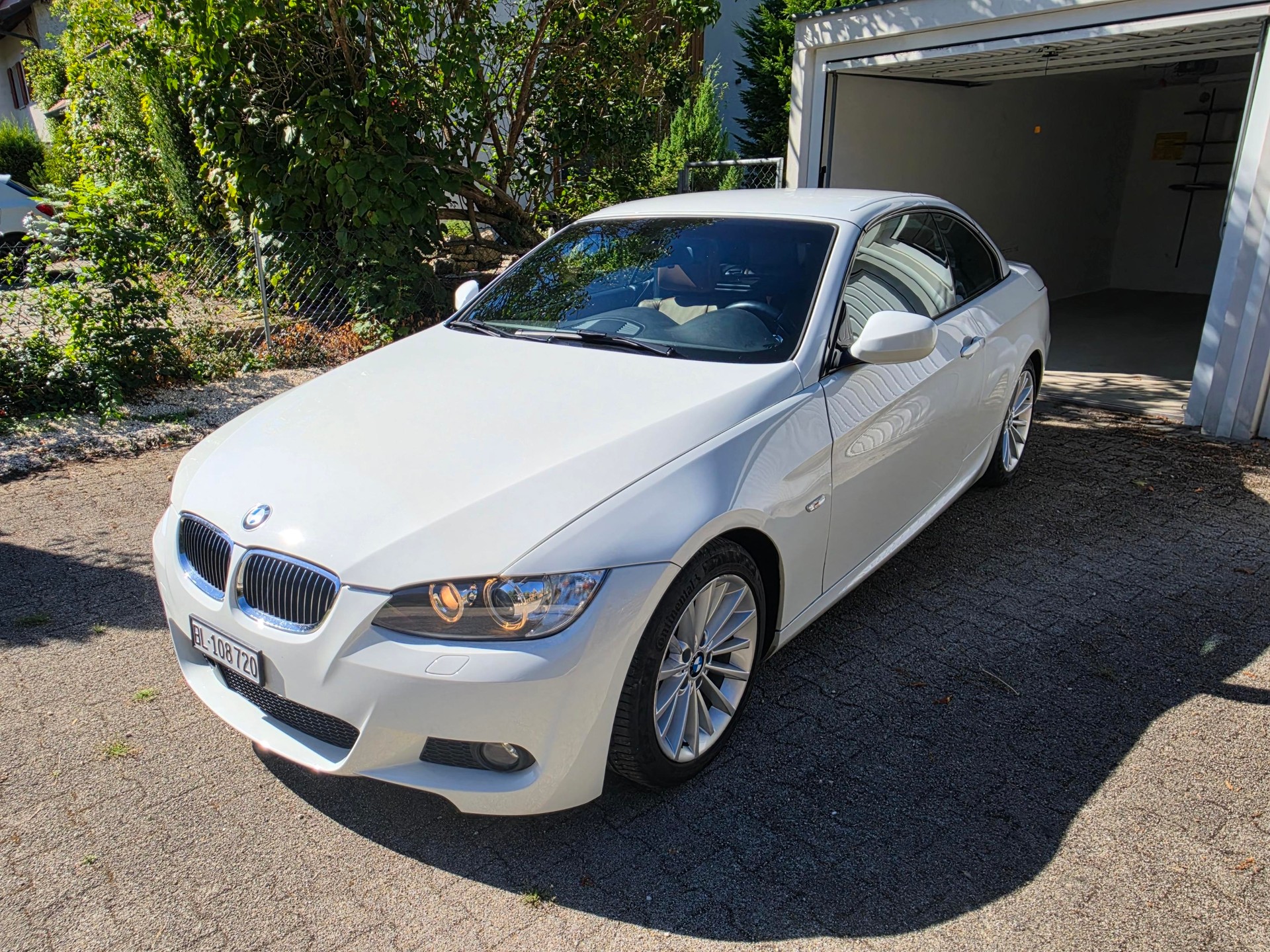 BMW 325i-image-1
