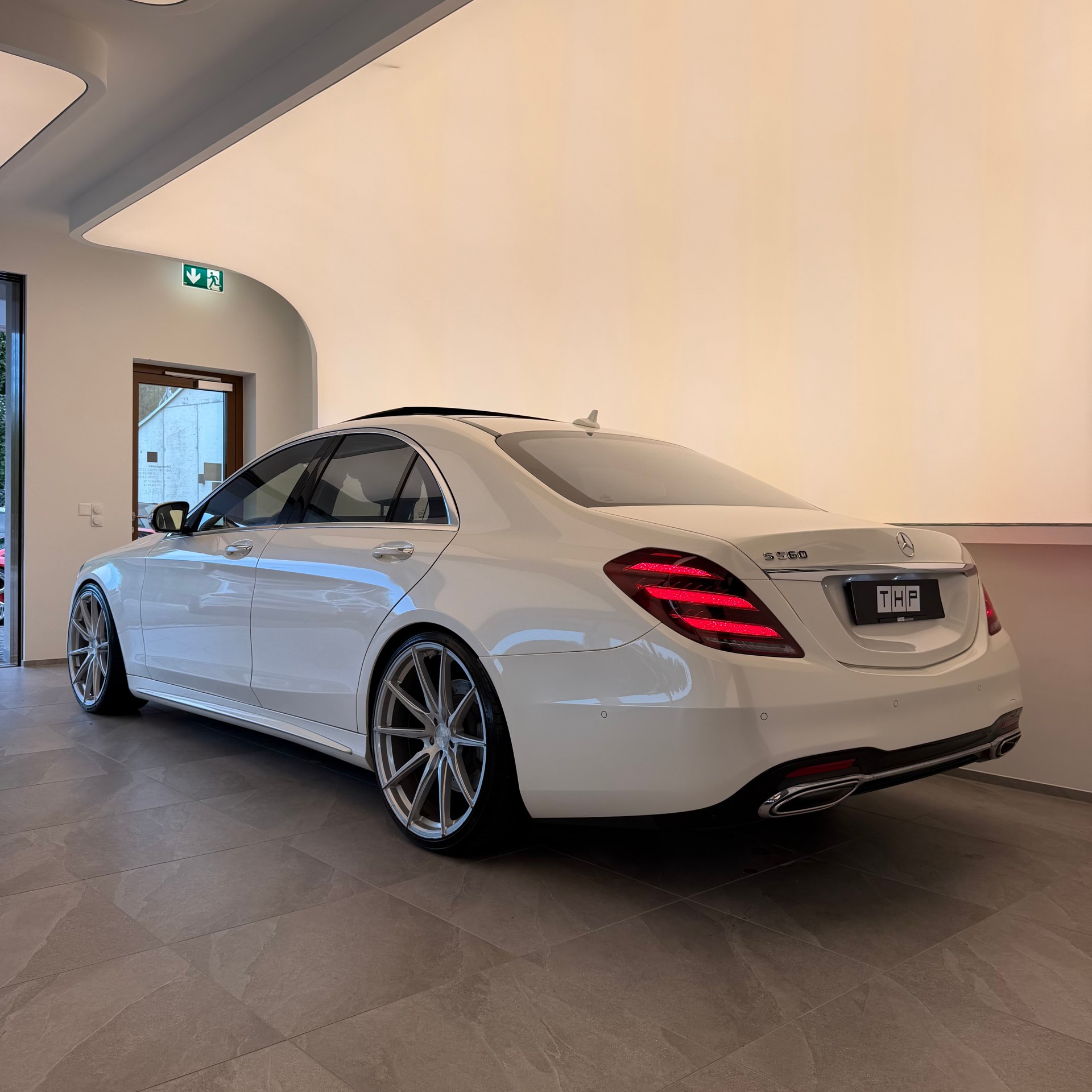 MERCEDES-BENZ S 560 9G-Tronic-showroom-element-2