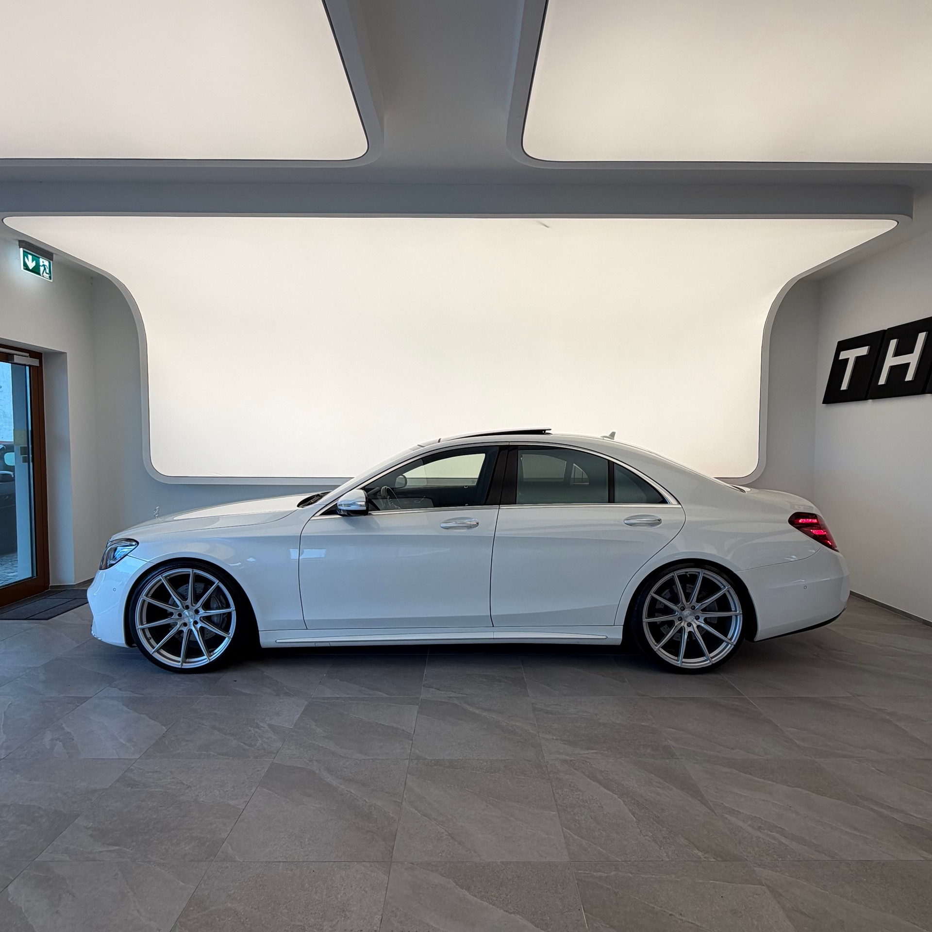 MERCEDES-BENZ S 560 9G-Tronic-showroom-element-1