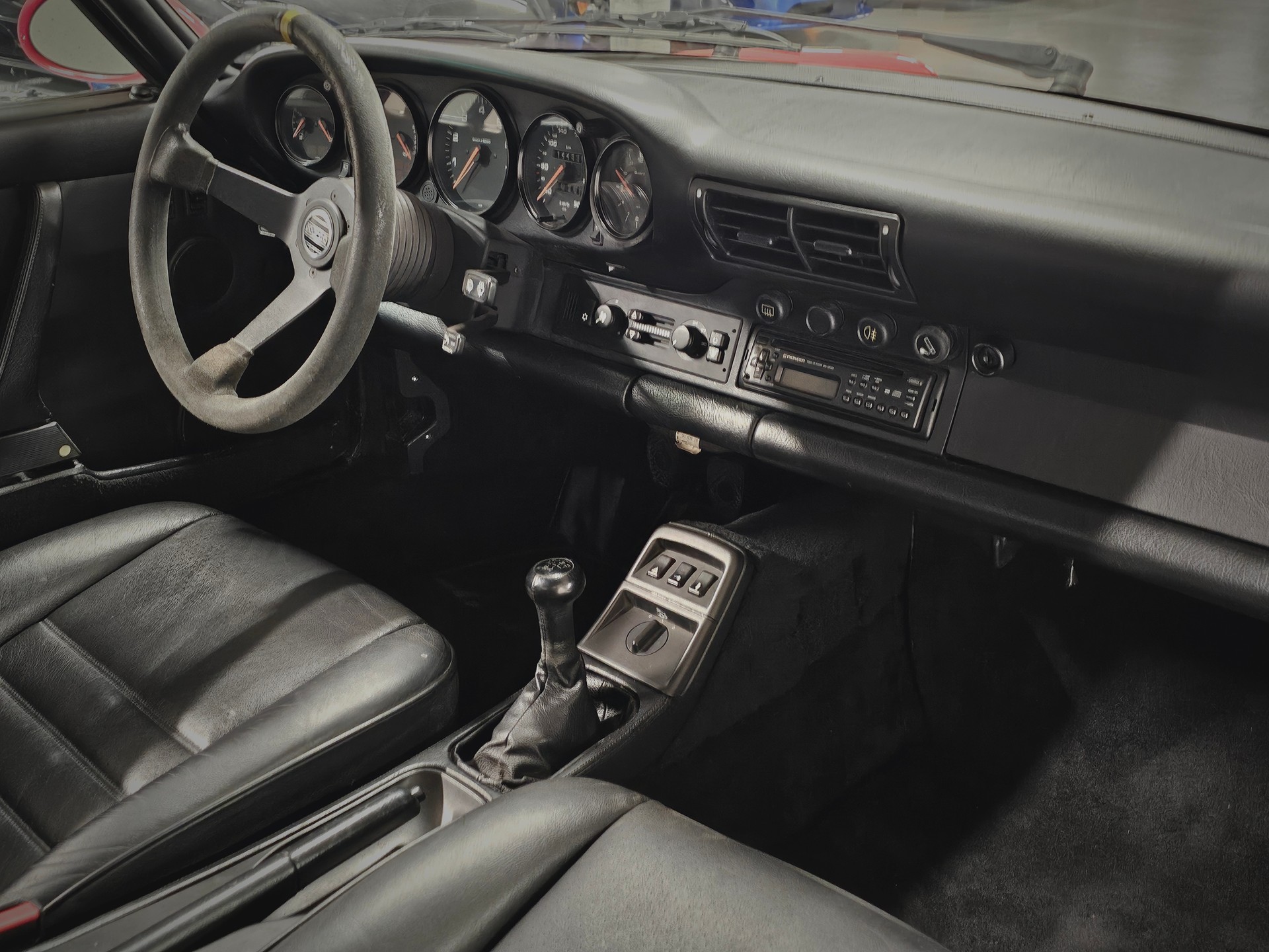 PORSCHE 911 Carrera 2-image-9