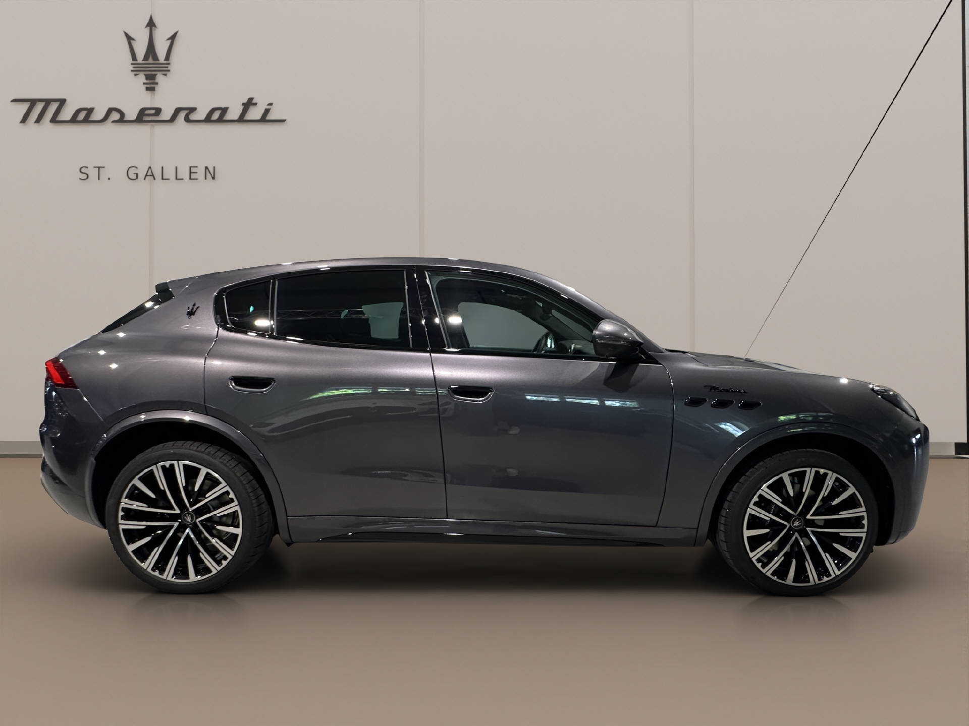 MASERATI Grecale 2.0 Hybrid Modena-showroom-element-3