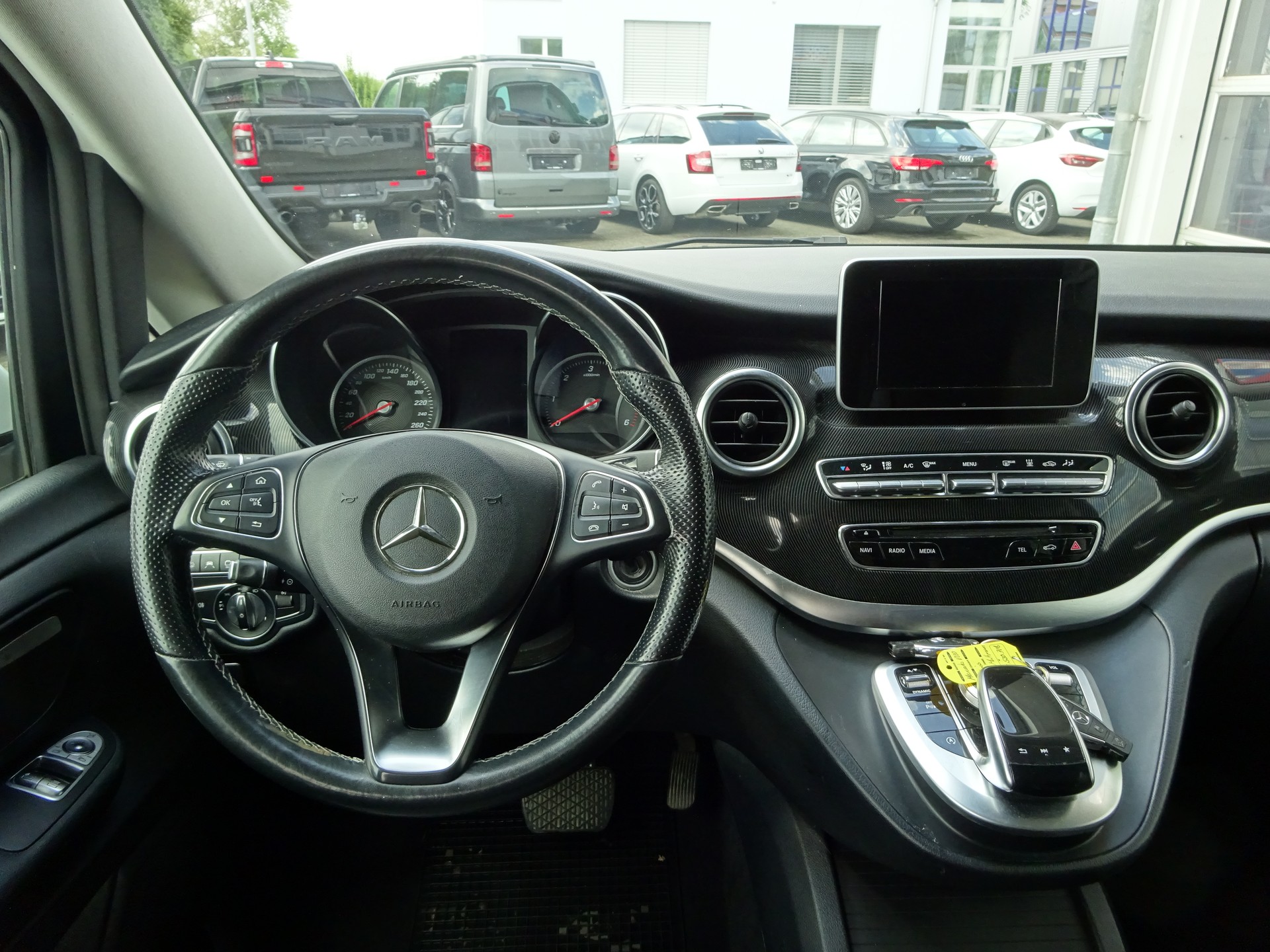 MERCEDES-BENZ V 220 d lang 4Matic 7G-Tronic-image-11