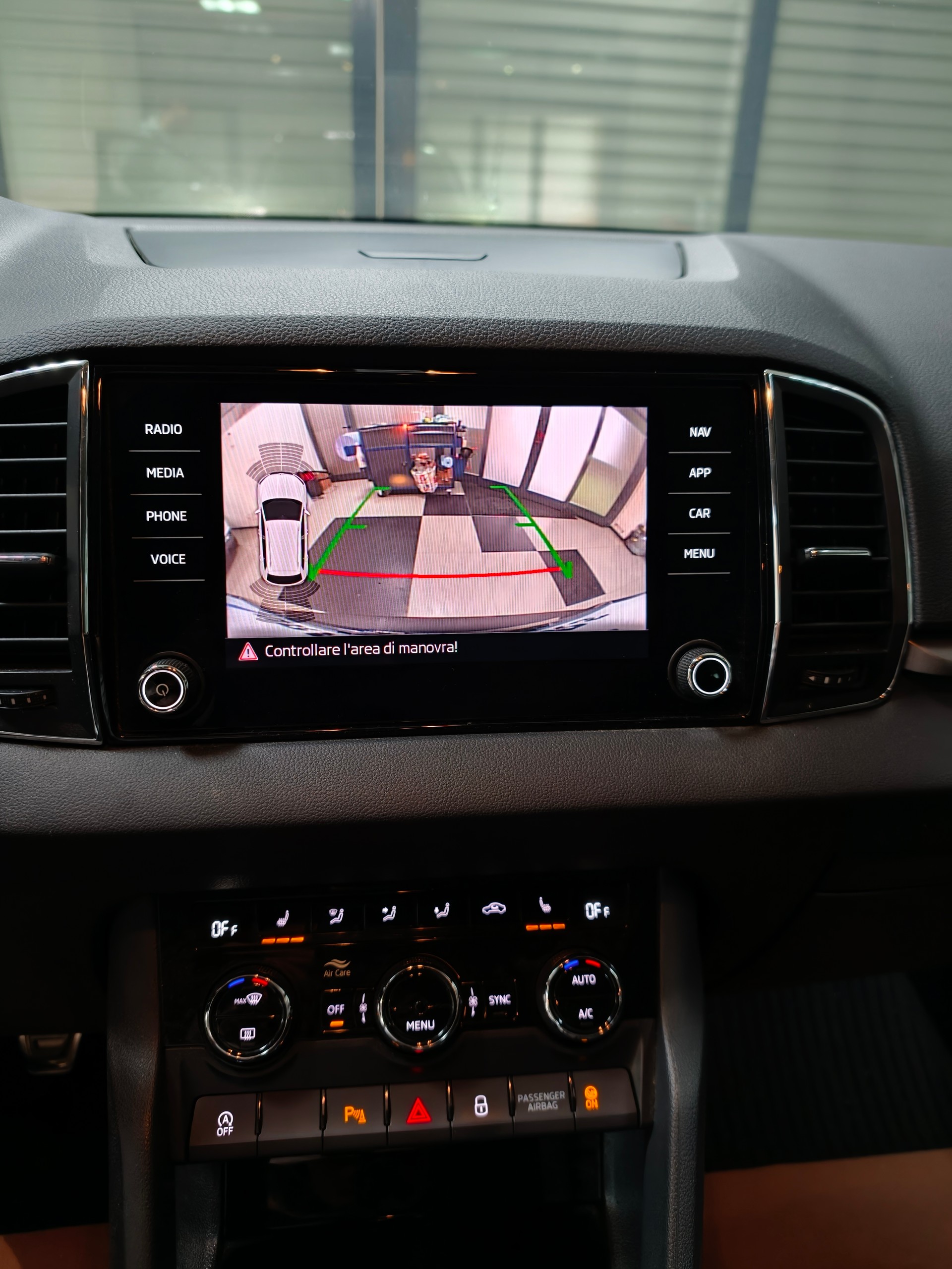 SKODA Karoq 1.0 TSI Ambition-image-11