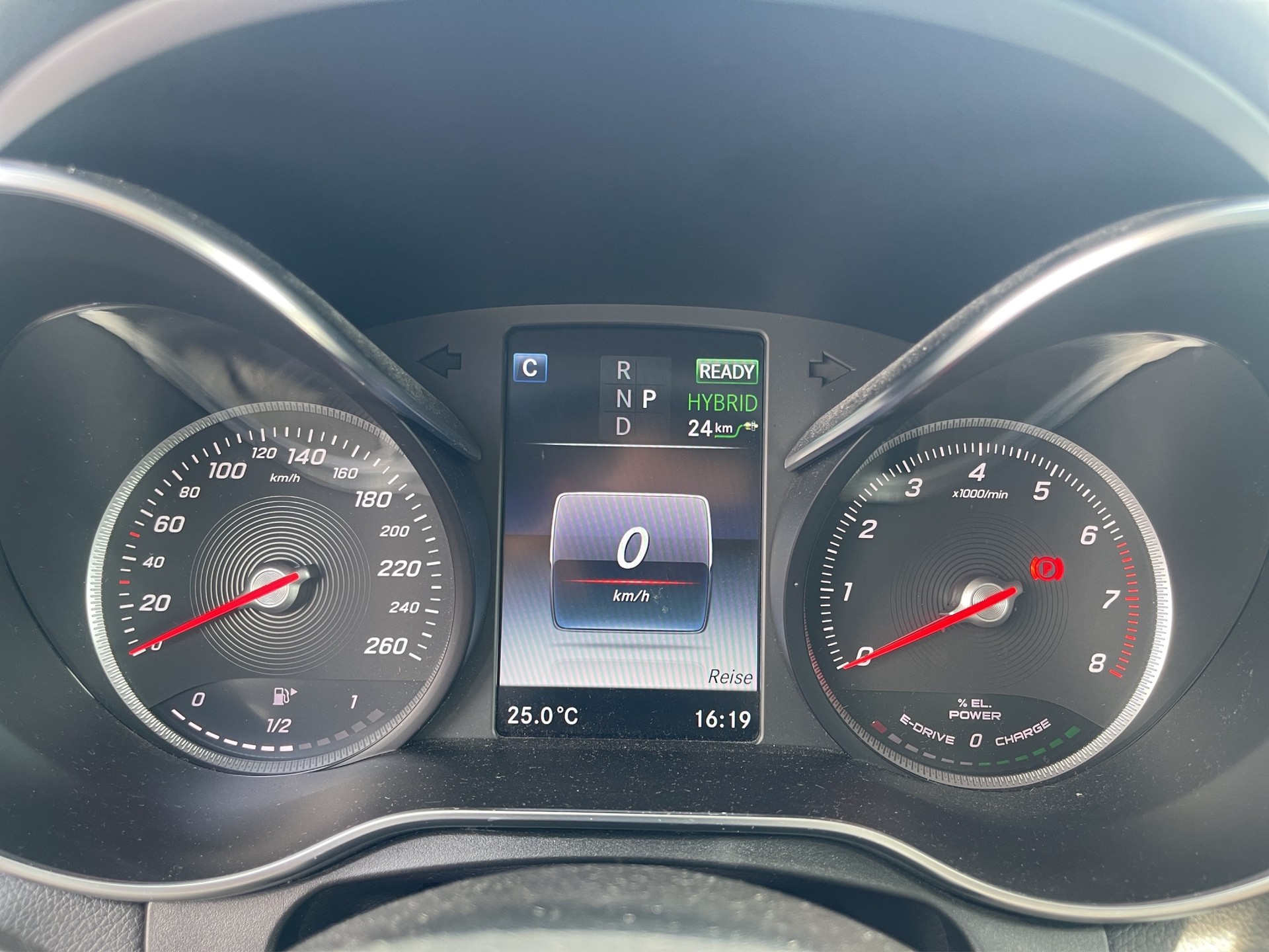 MERCEDES-BENZ GLC 350 e AMG Line 4Matic 7G-Tronic-image-33