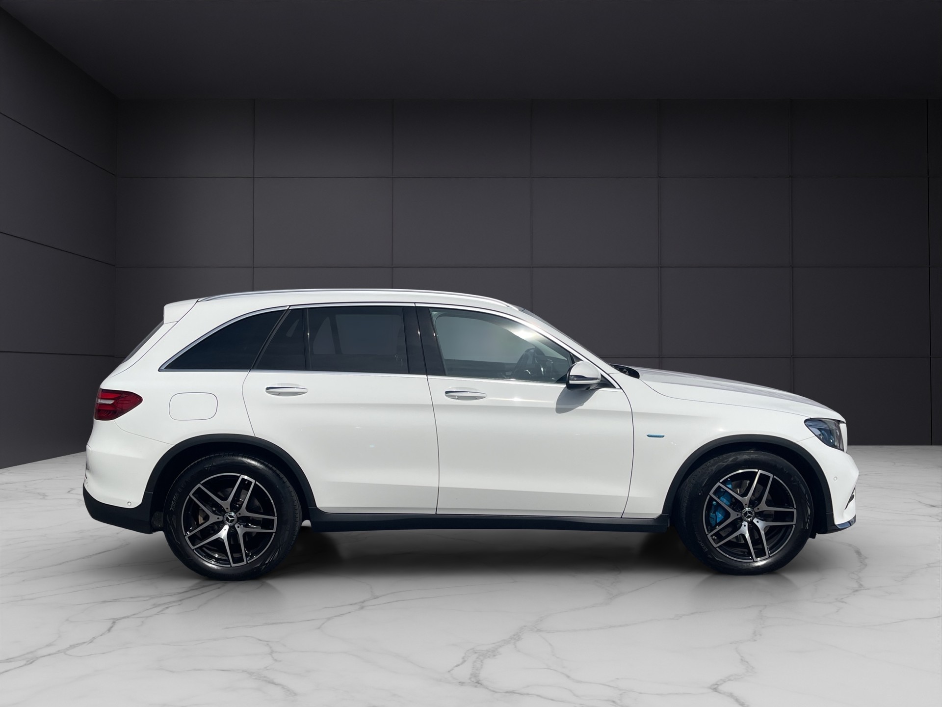 MERCEDES-BENZ GLC 350 e AMG Line 4Matic 7G-Tronic-image-4