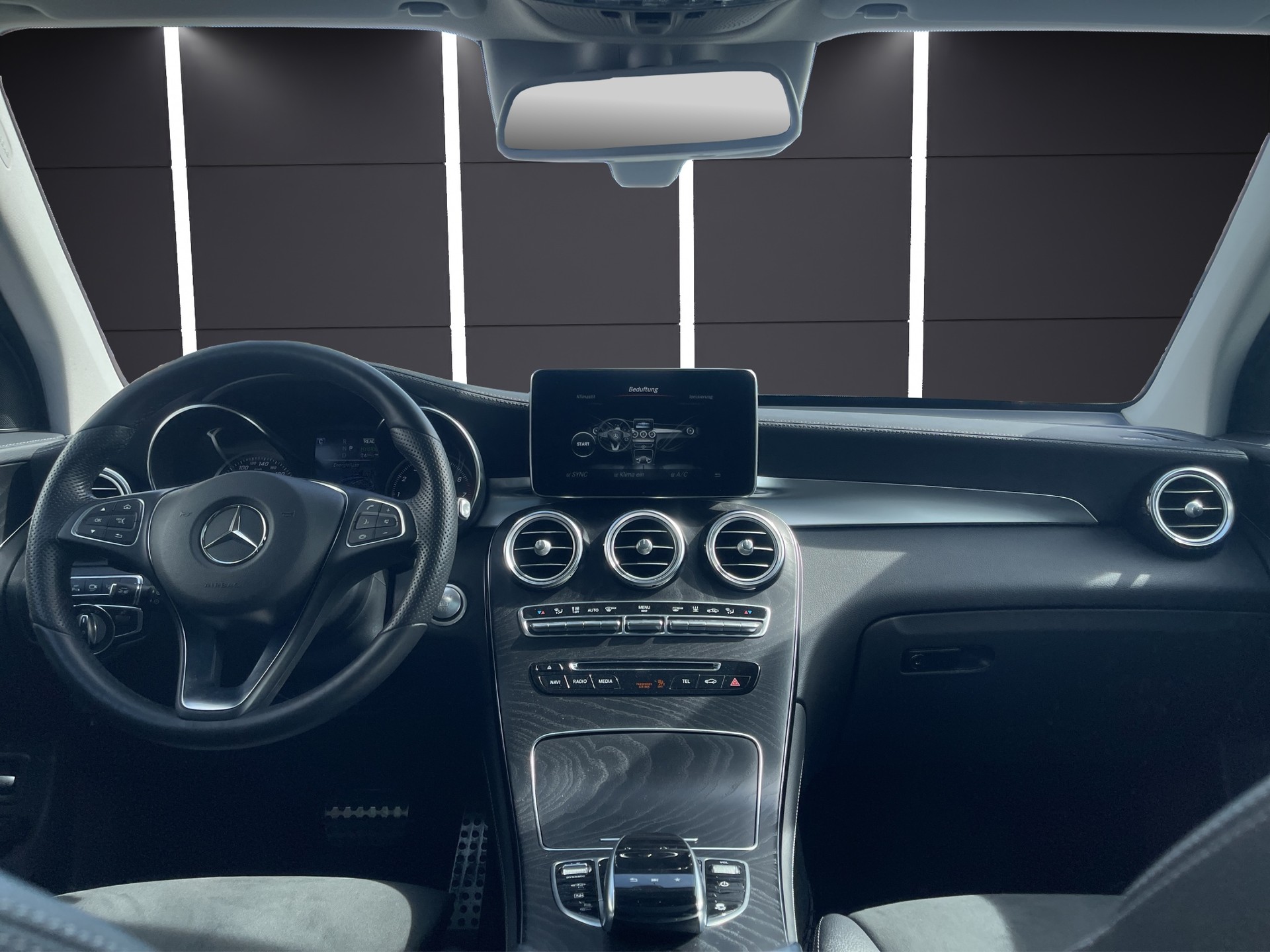 MERCEDES-BENZ GLC 350 e AMG Line 4Matic 7G-Tronic-image-15