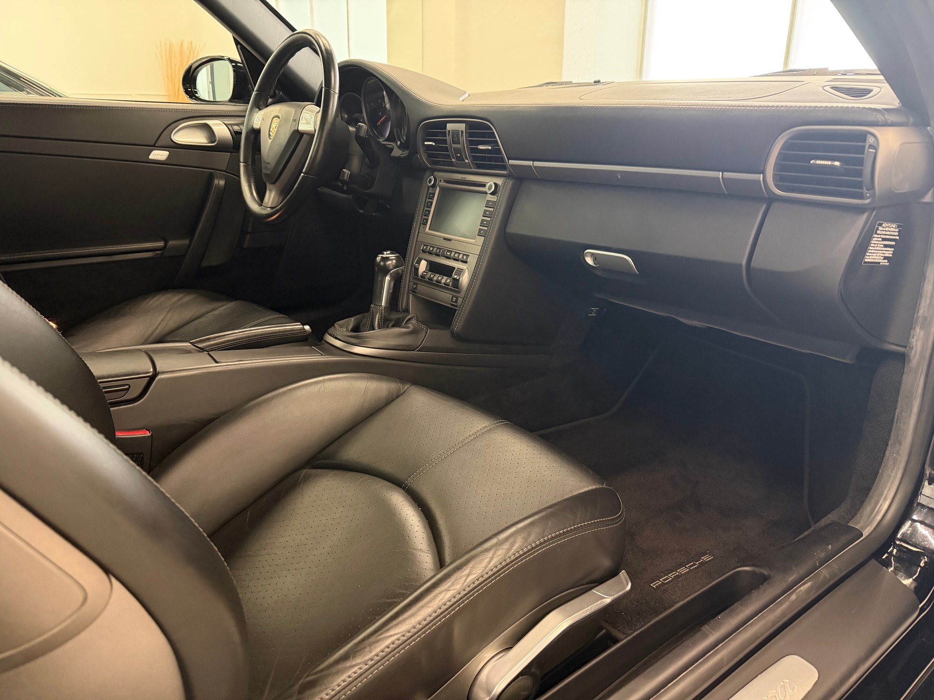 PORSCHE 911 Carrera-image-28