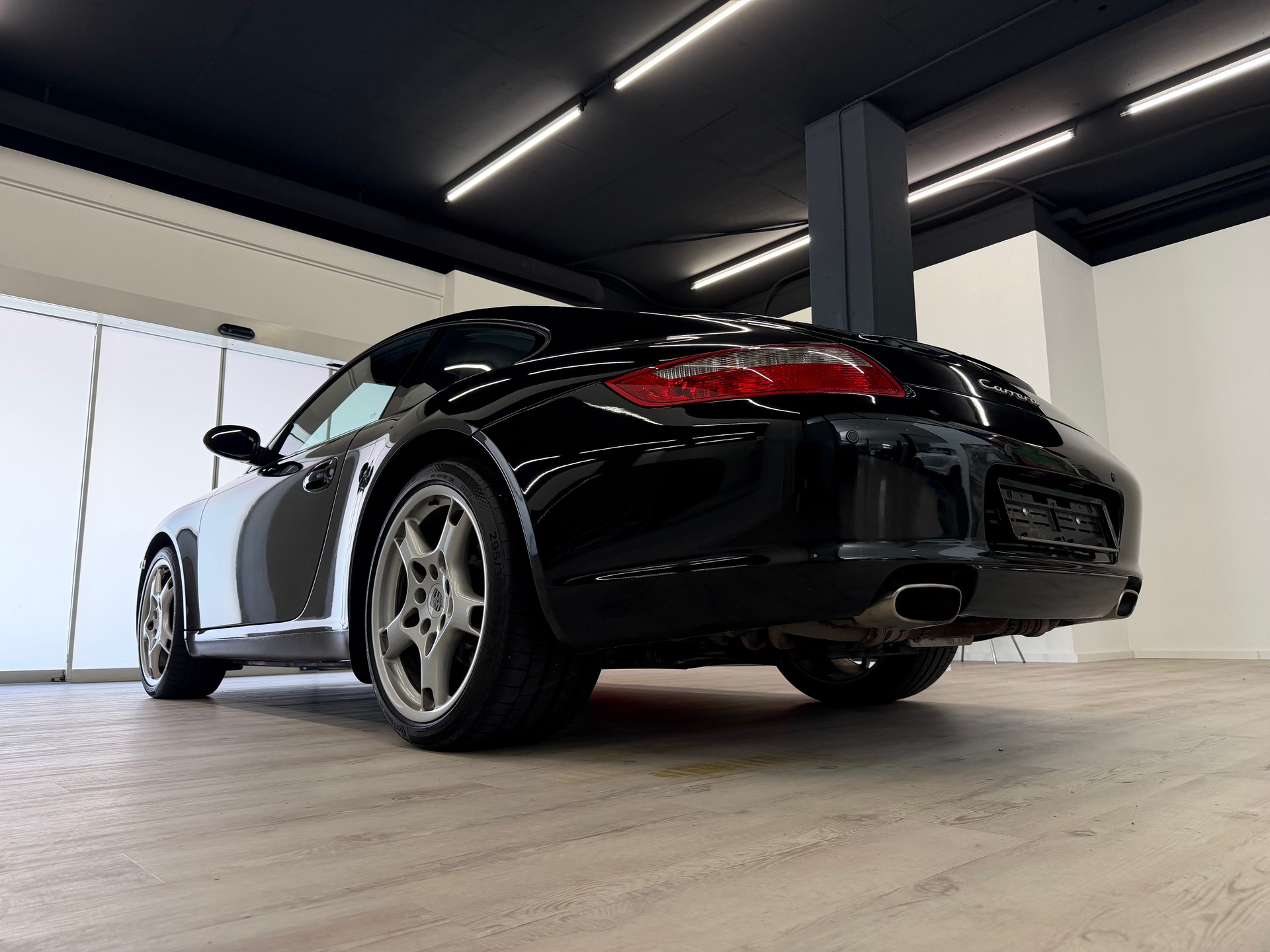 PORSCHE 911 Carrera-image-14