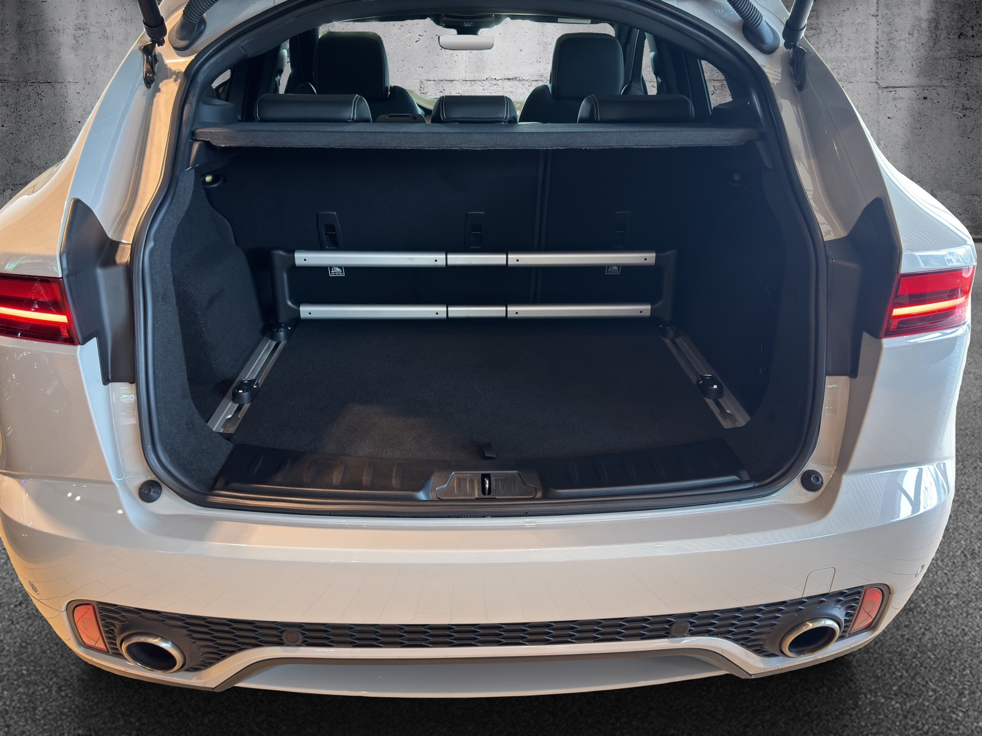 JAGUAR E-Pace 2.0 P300 R-Dynamic HSE AWD Automatik-image-11