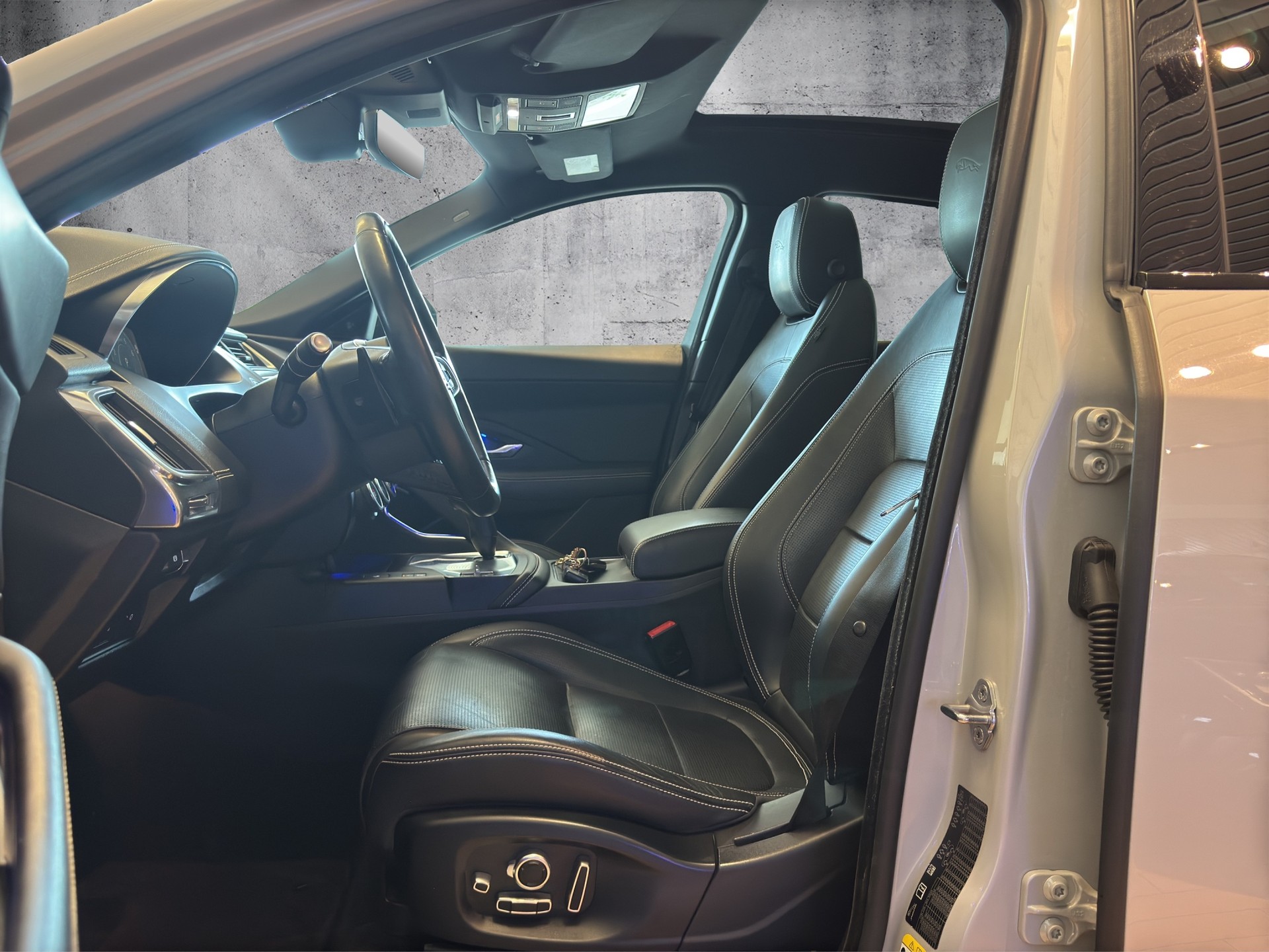 JAGUAR E-Pace 2.0 P300 R-Dynamic HSE AWD Automatik-image-7