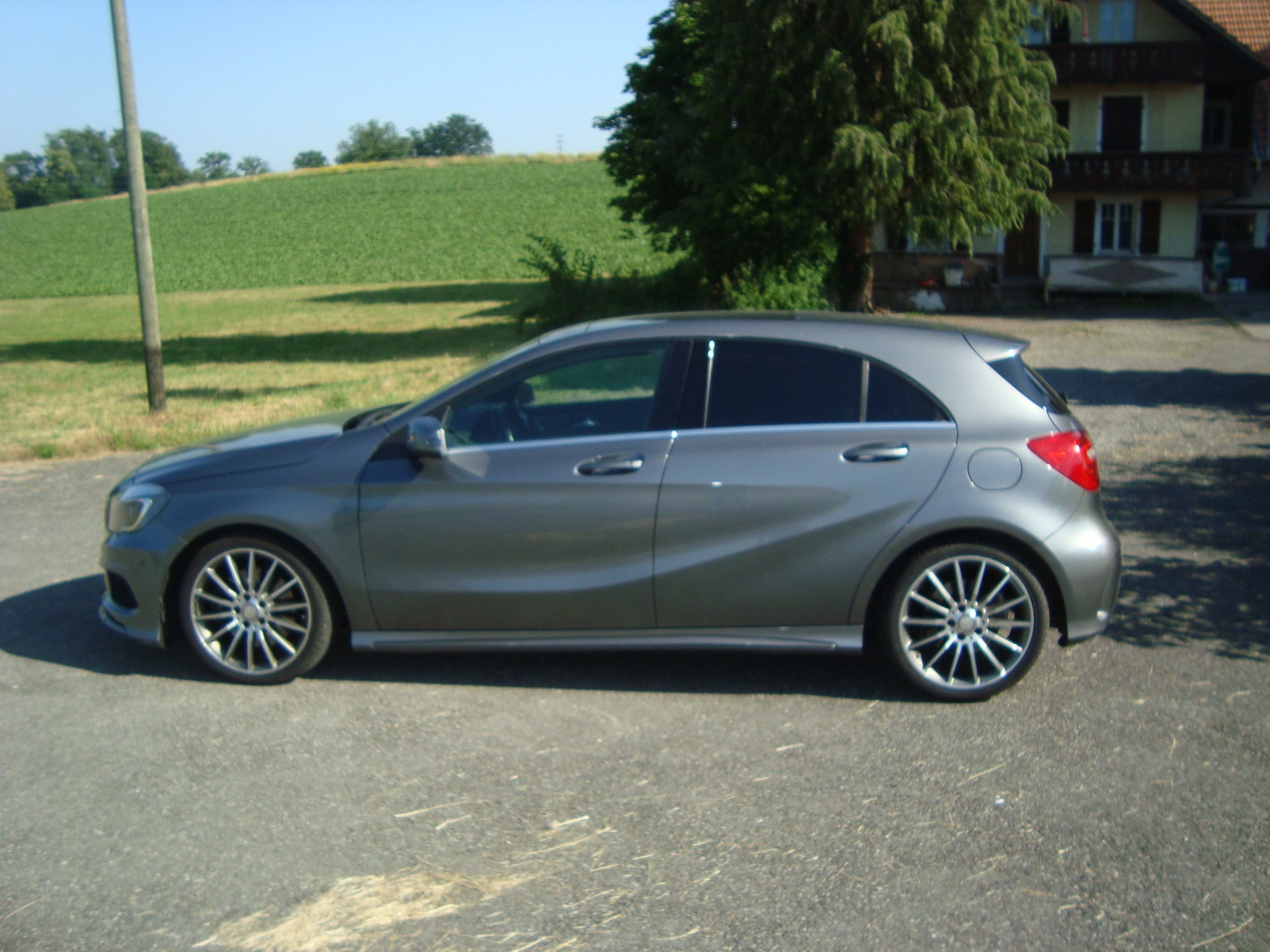 MERCEDES-BENZ A 220 4Matic 7G-DCT-image-4