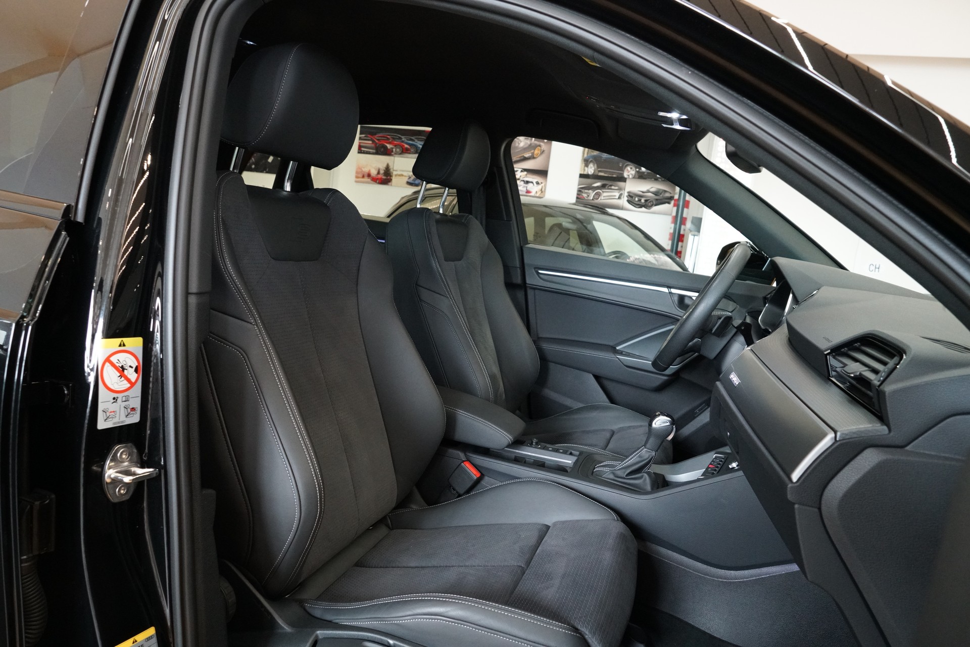 AUDI Q3 40 TDI S line quattro S-tronic-image-17