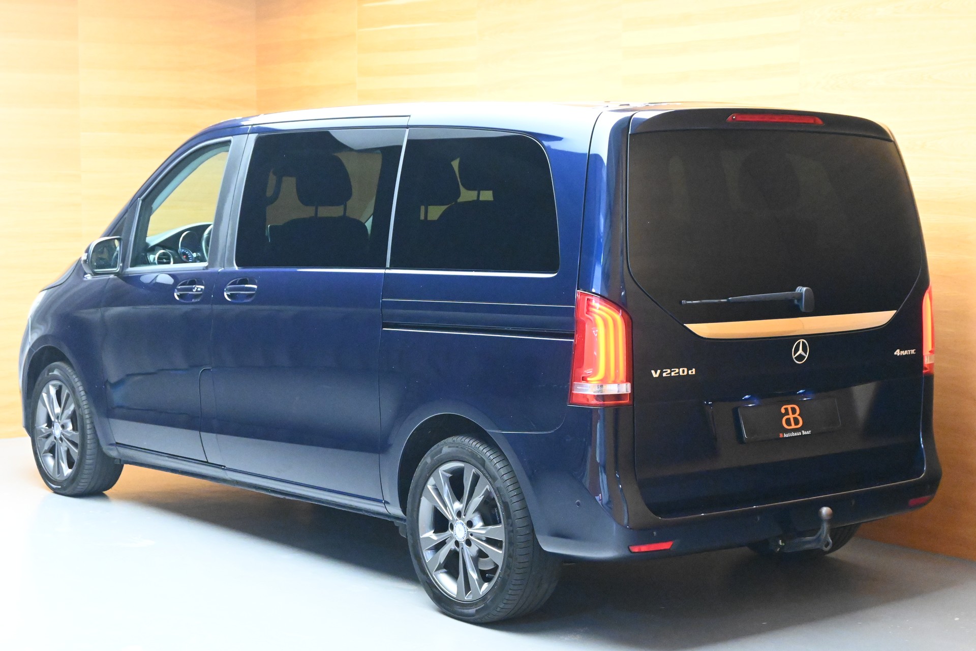 MERCEDES-BENZ V 220 d kurz 4matic Van-image-4