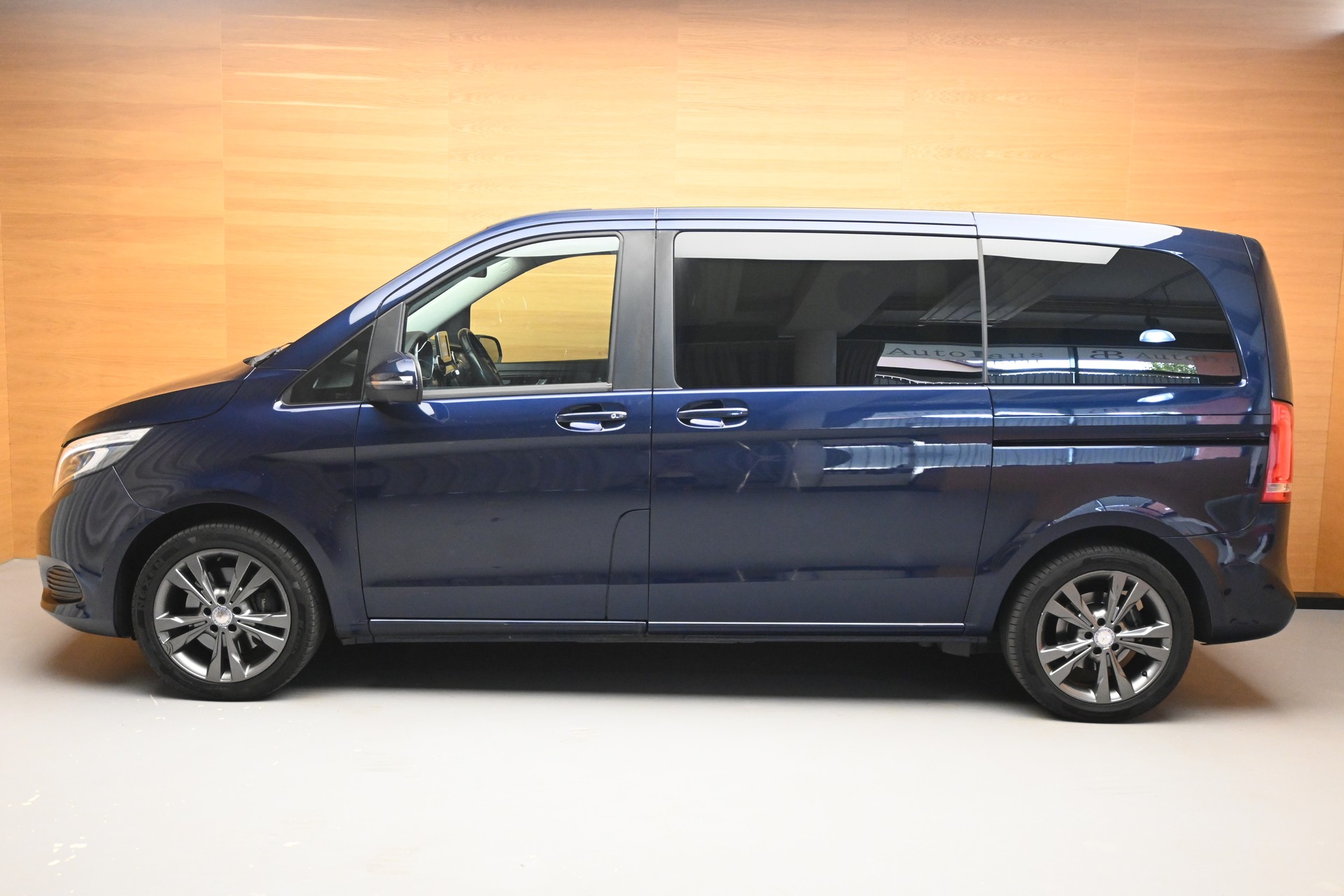 MERCEDES-BENZ V 220 d kurz 4matic Van-showroom-element-3