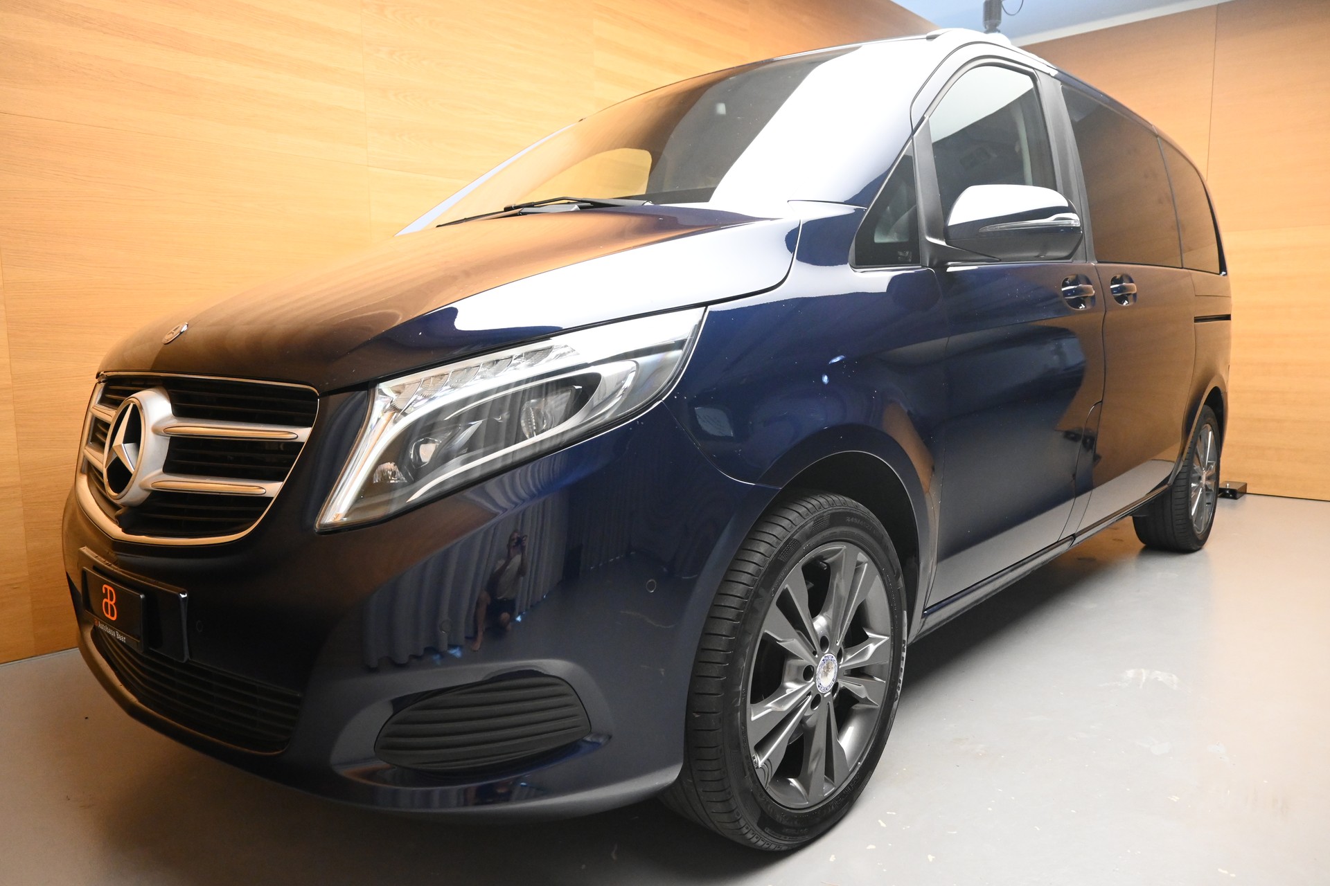MERCEDES-BENZ V 220 d kurz 4matic Van-showroom-element-2