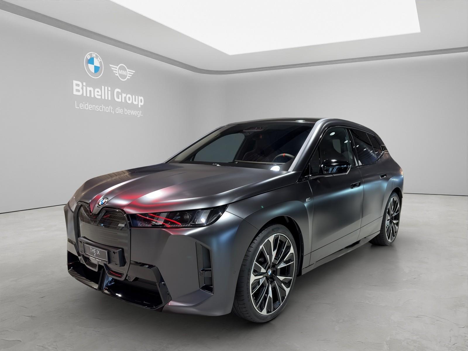 BMW iX M70-showroom-element-1