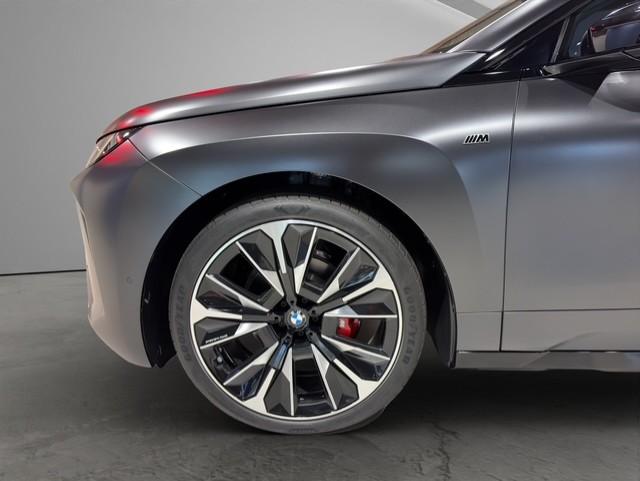 BMW iX M70-showroom-element-3