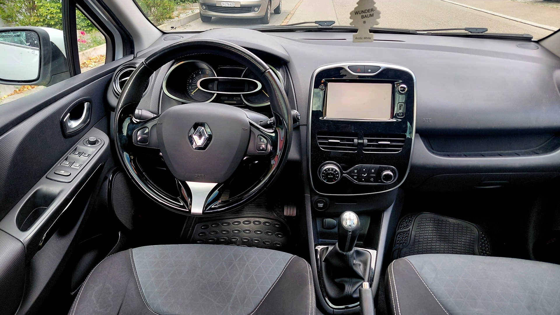 RENAULT Clio Grandtour 1.5 dCi Swiss Edition-image-7