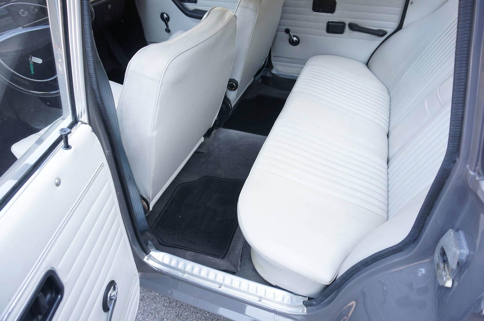 VOLVO 144-image-8