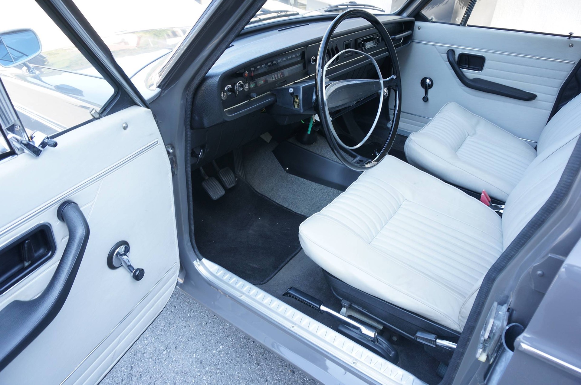 VOLVO 144-image-7