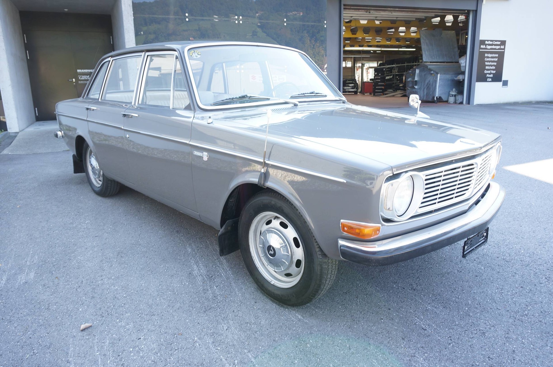 VOLVO 144-showroom-element-1