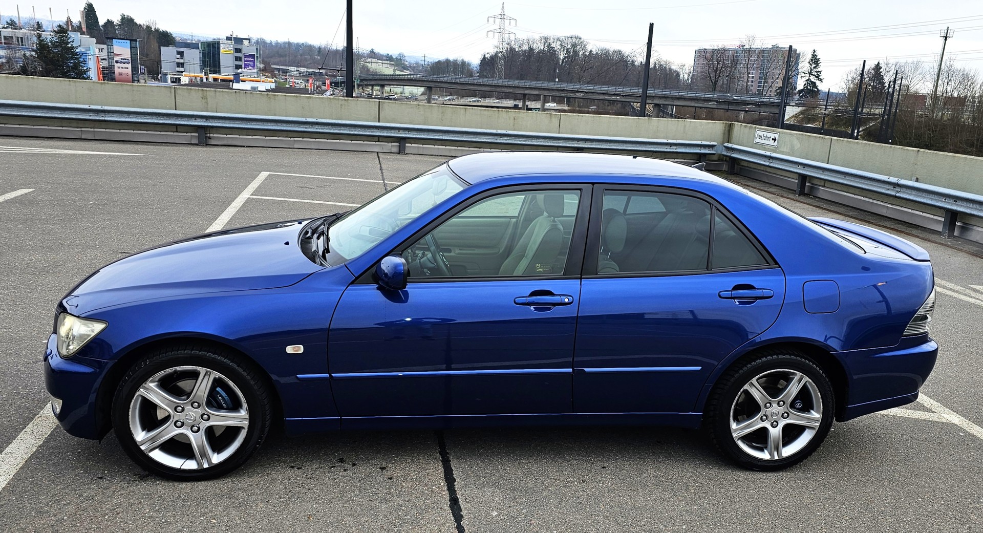 LEXUS IS 300-image-16