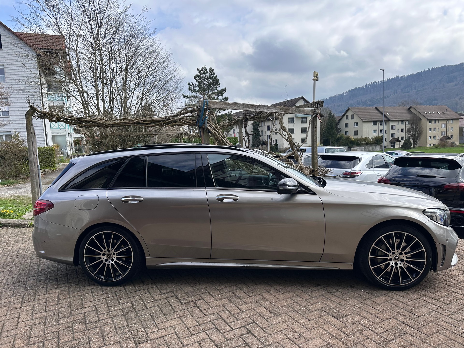 MERCEDES-BENZ C 300 AMG Line 4Matic 9G-Tronic-image-4