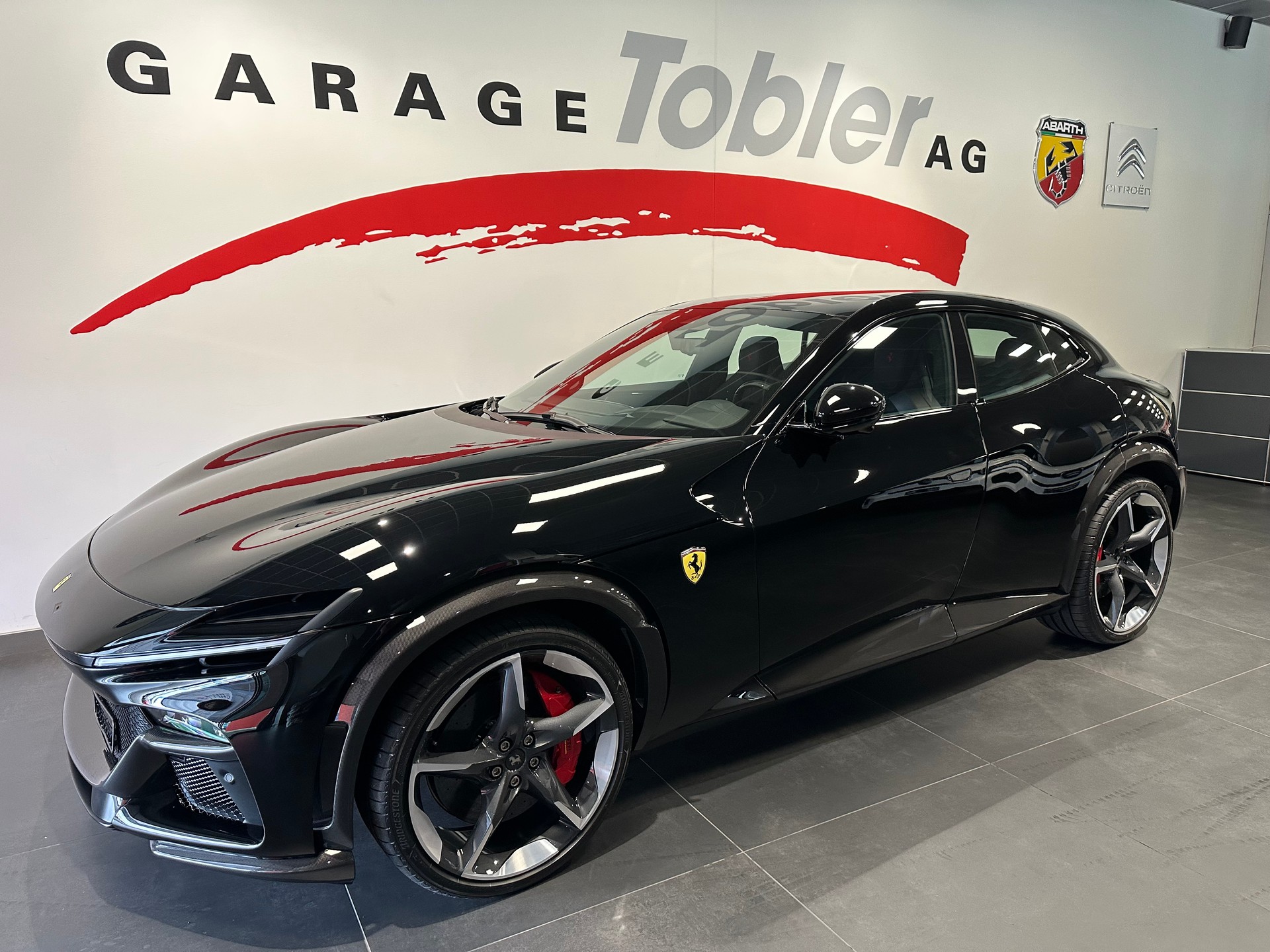 FERRARI PUROSANGUE-showroom-element-1