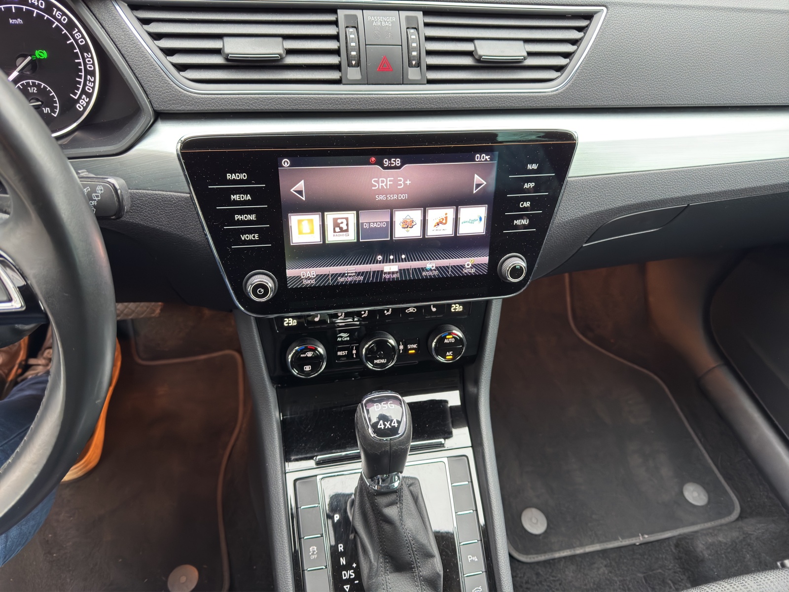 SKODA Superb Combi 2.0 TDi Ambition 4x4 DSG-image-11