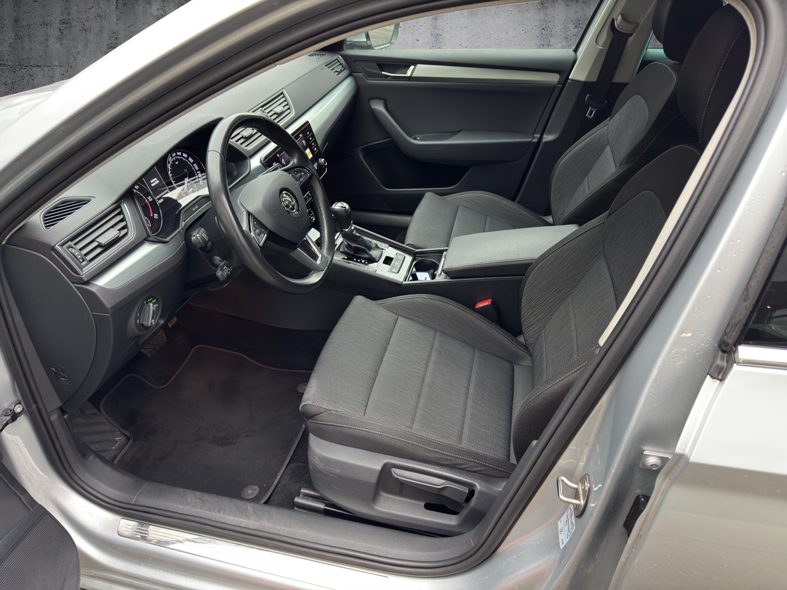 SKODA Superb Combi 2.0 TDi Ambition 4x4 DSG-image-8