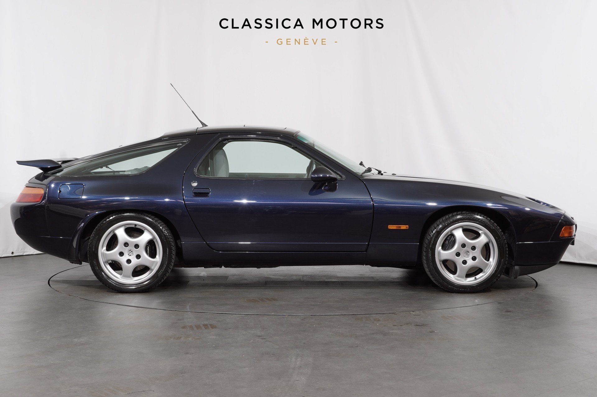 PORSCHE 928 GTS-showroom-element-2