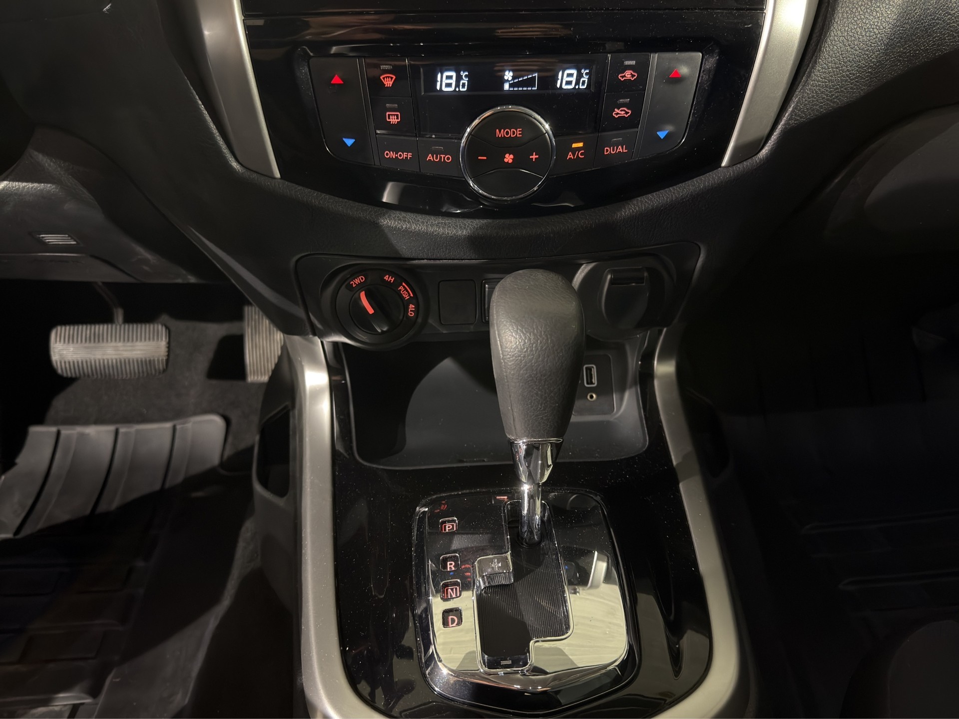 NISSAN Navara Double Cab N-Connecta 2.3 dCi 4WD-image-11