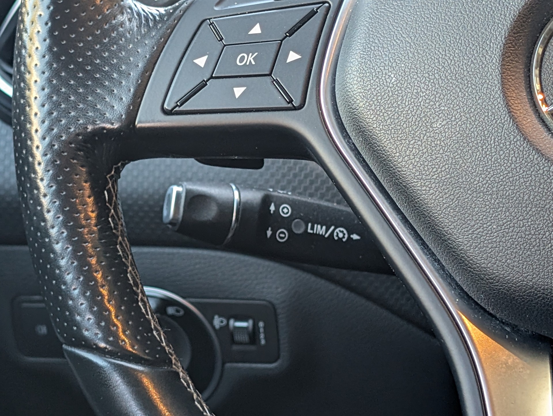 MERCEDES-BENZ A 200 Urban 7G-DCT-image-14