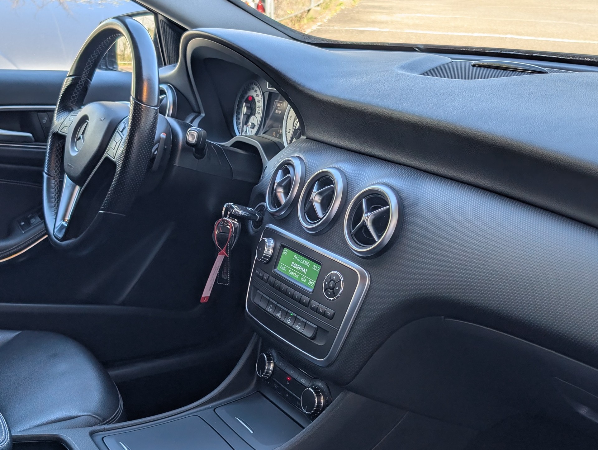 MERCEDES-BENZ A 200 Urban 7G-DCT-image-16