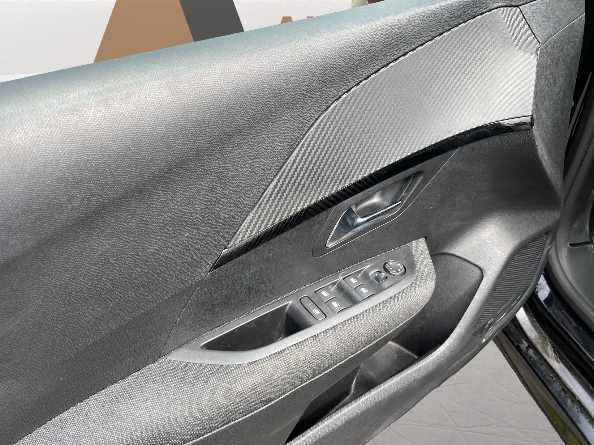 PEUGEOT 208 1.2 Hybrid Style-image-10