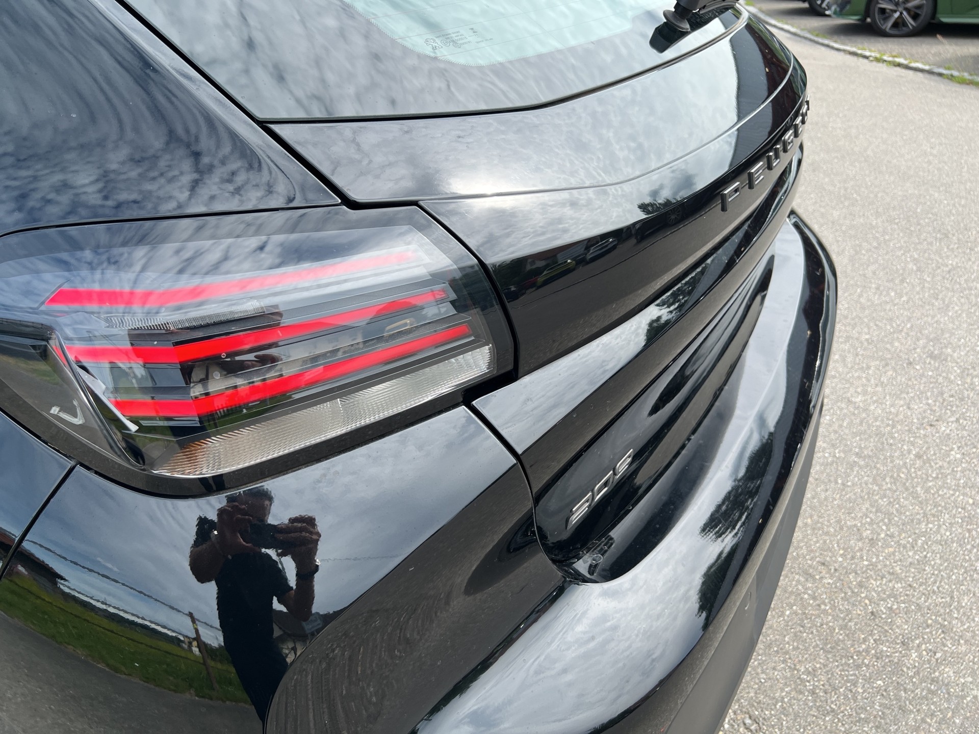 PEUGEOT 208 1.2 Hybrid Style-image-33