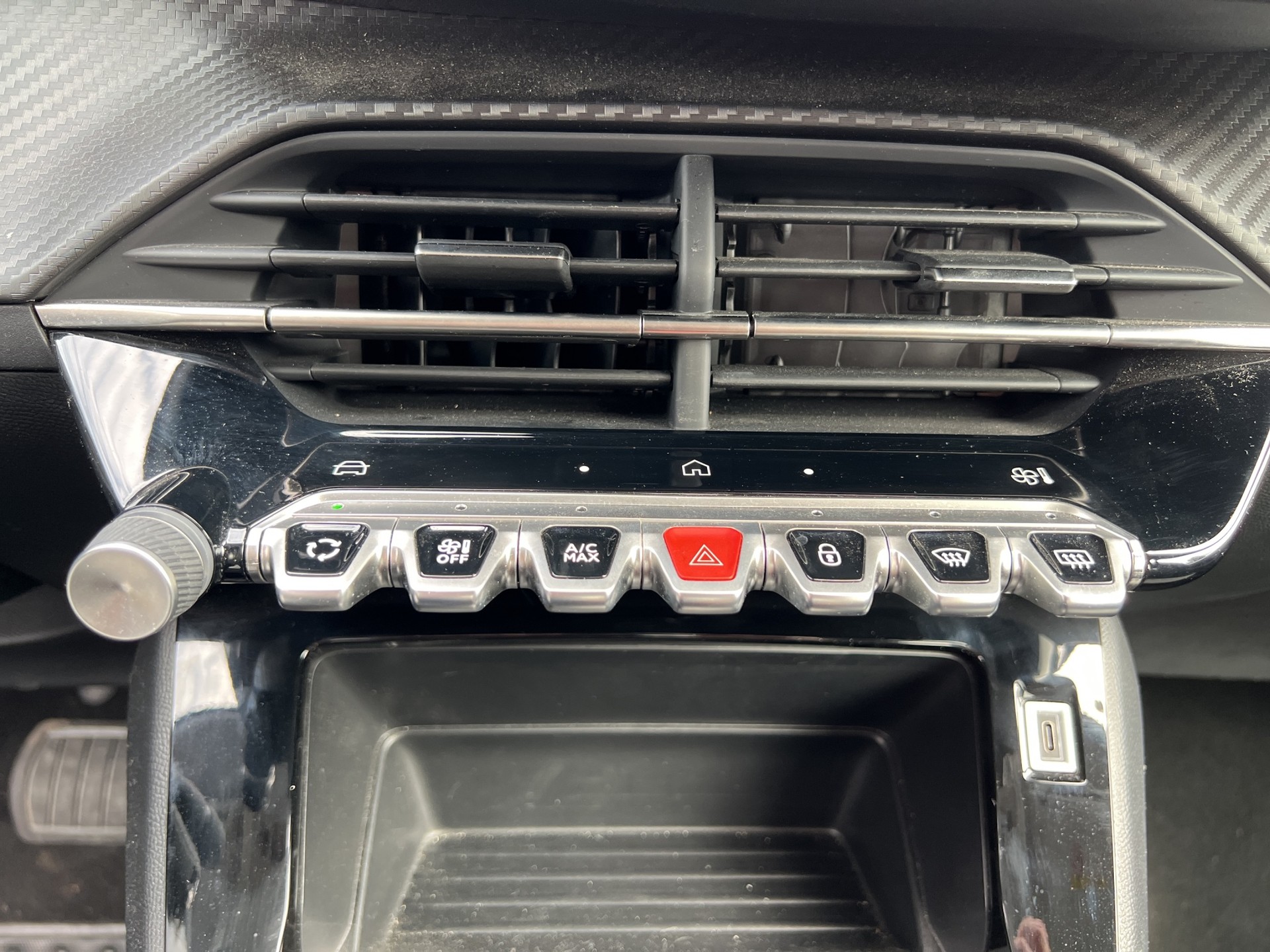 PEUGEOT 208 1.2 Hybrid Style-image-27