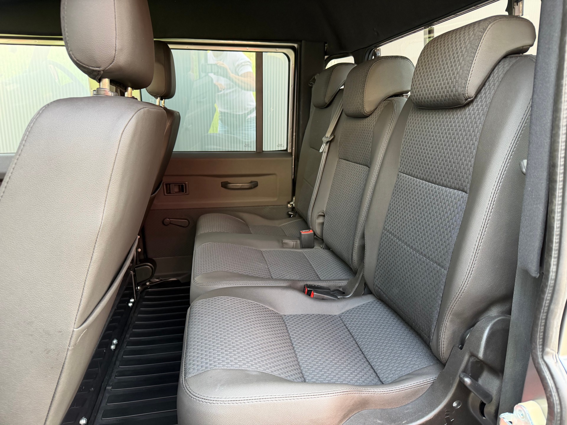 LAND ROVER Defender 130 TD4 2.2 VERZINKT-image-8
