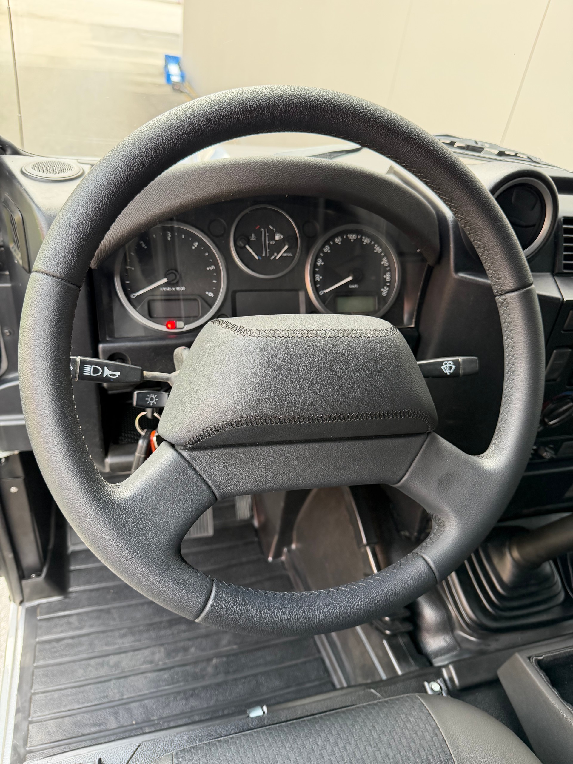 LAND ROVER Defender 130 TD4 2.2 VERZINKT-image-26