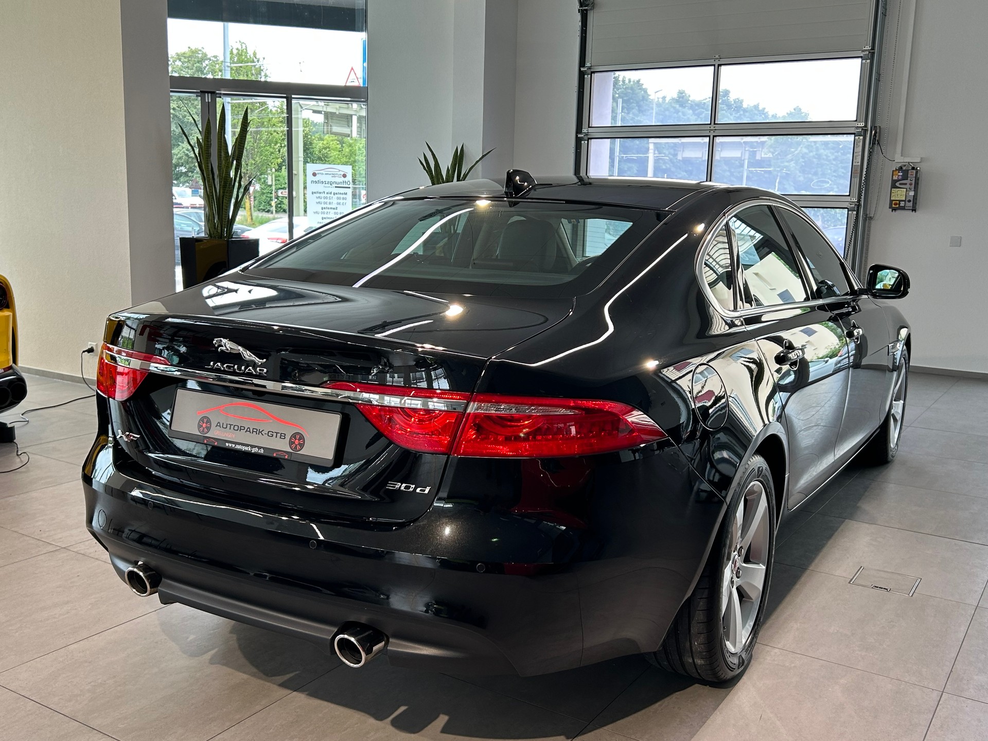 JAGUAR XF 30d Prestige Automatic-image-6