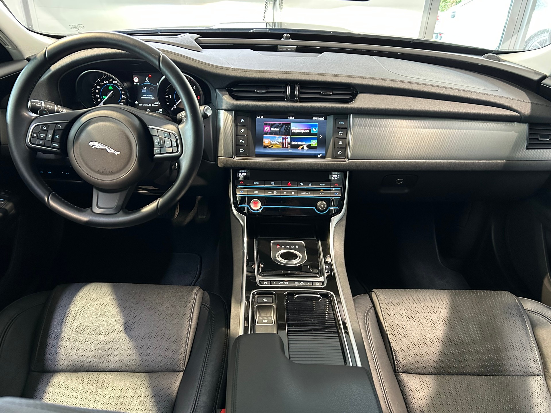 JAGUAR XF 30d Prestige Automatic-image-12