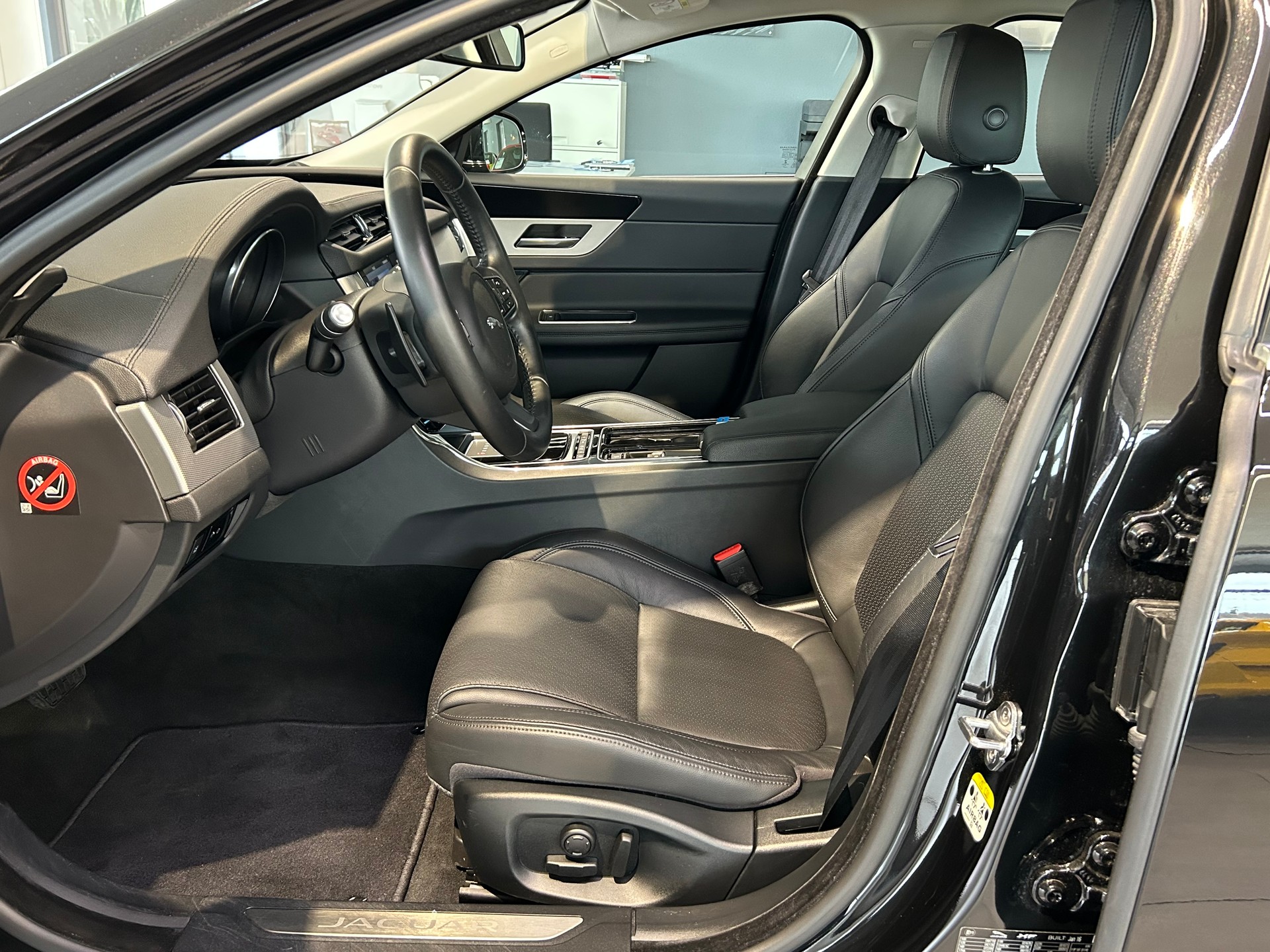 JAGUAR XF 30d Prestige Automatic-image-9
