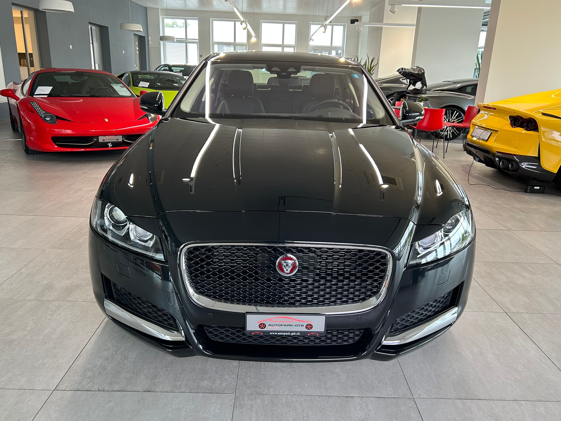 JAGUAR XF 30d Prestige Automatic-image-2