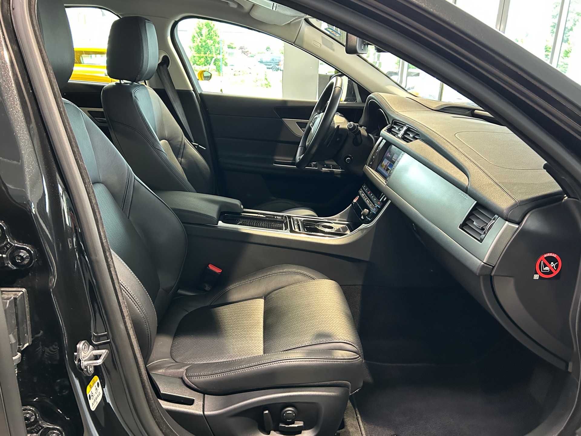 JAGUAR XF 30d Prestige Automatic-image-11