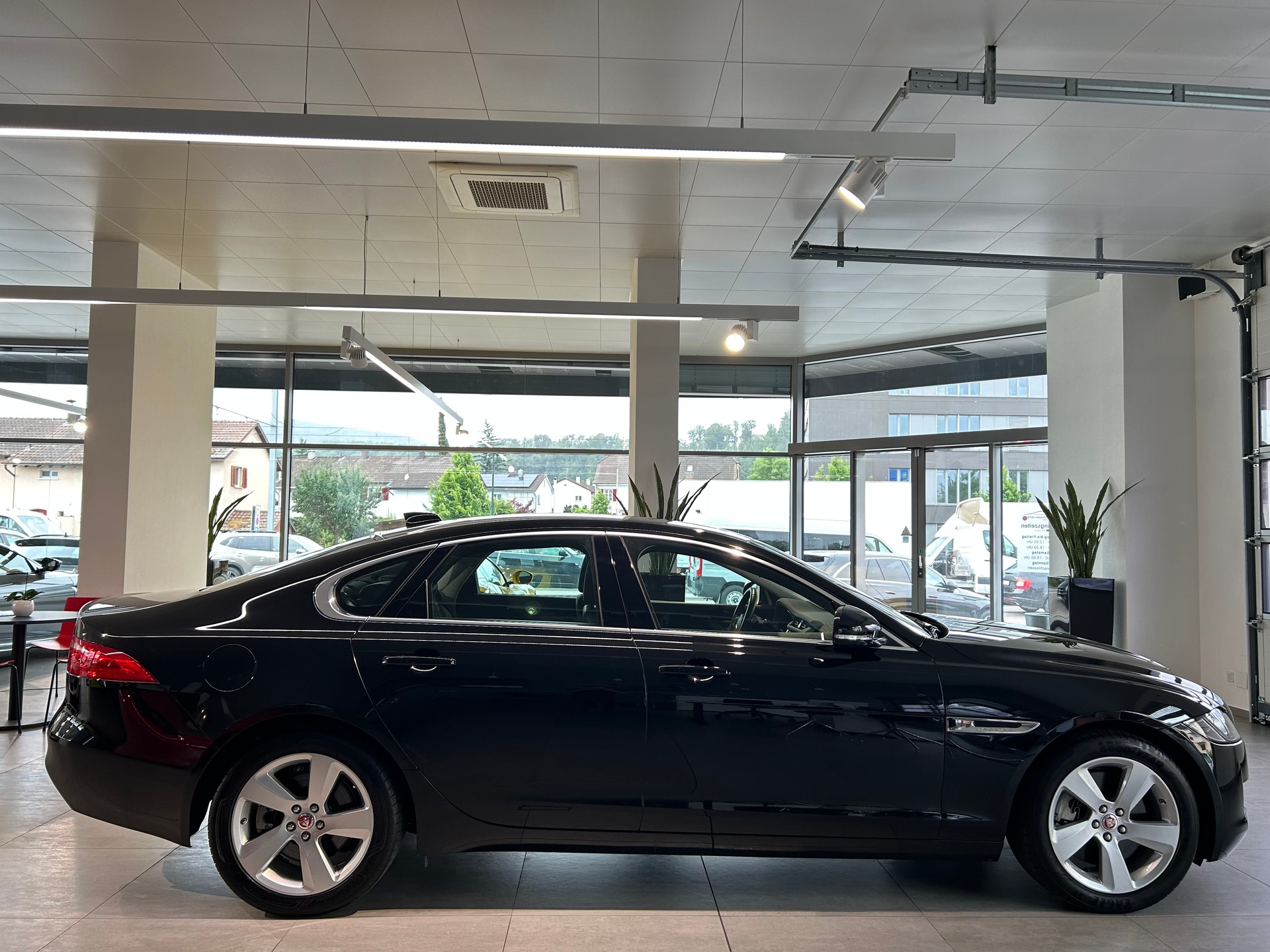 JAGUAR XF 30d Prestige Automatic-image-3