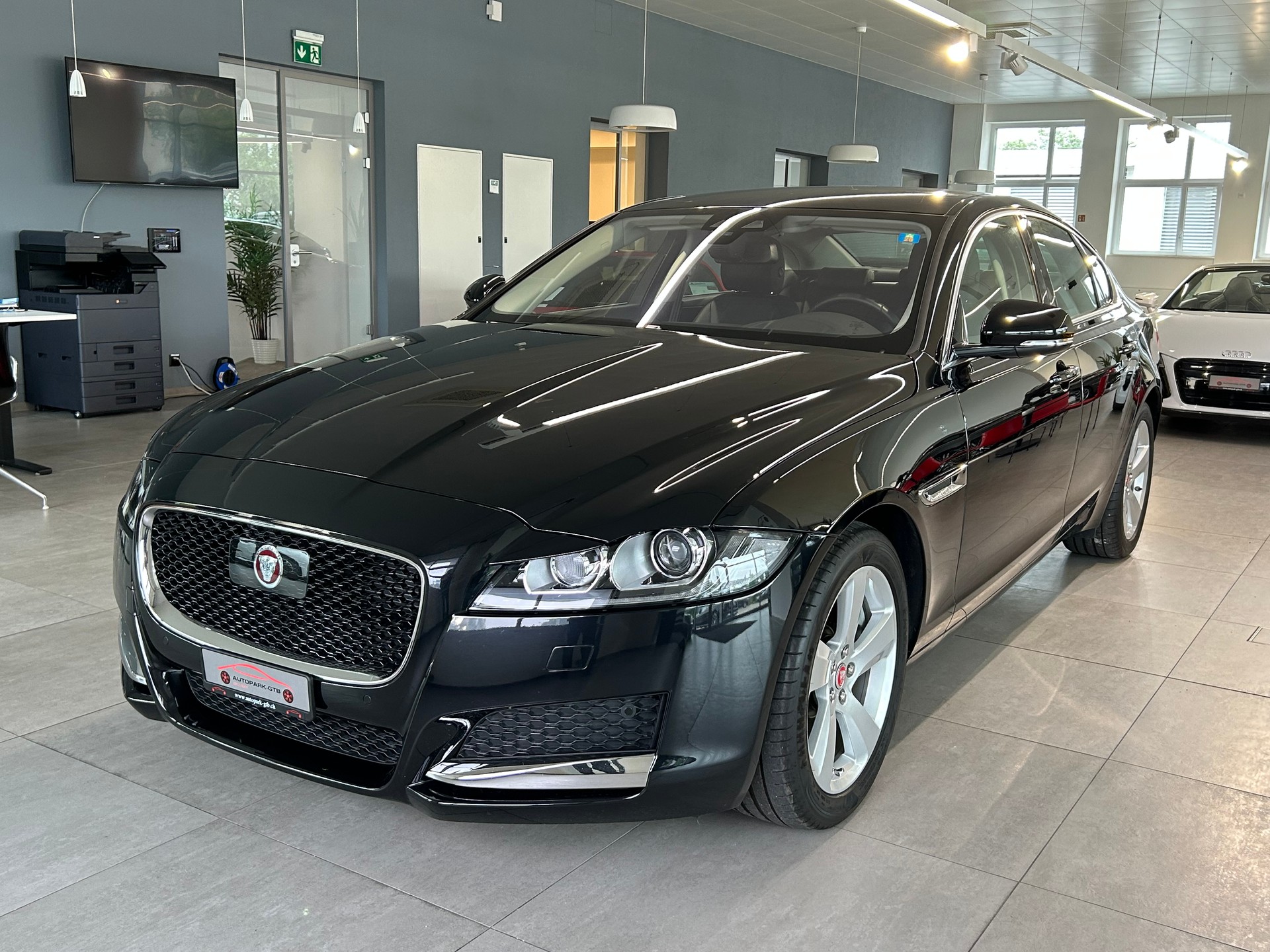 JAGUAR XF 30d Prestige Automatic-image-0
