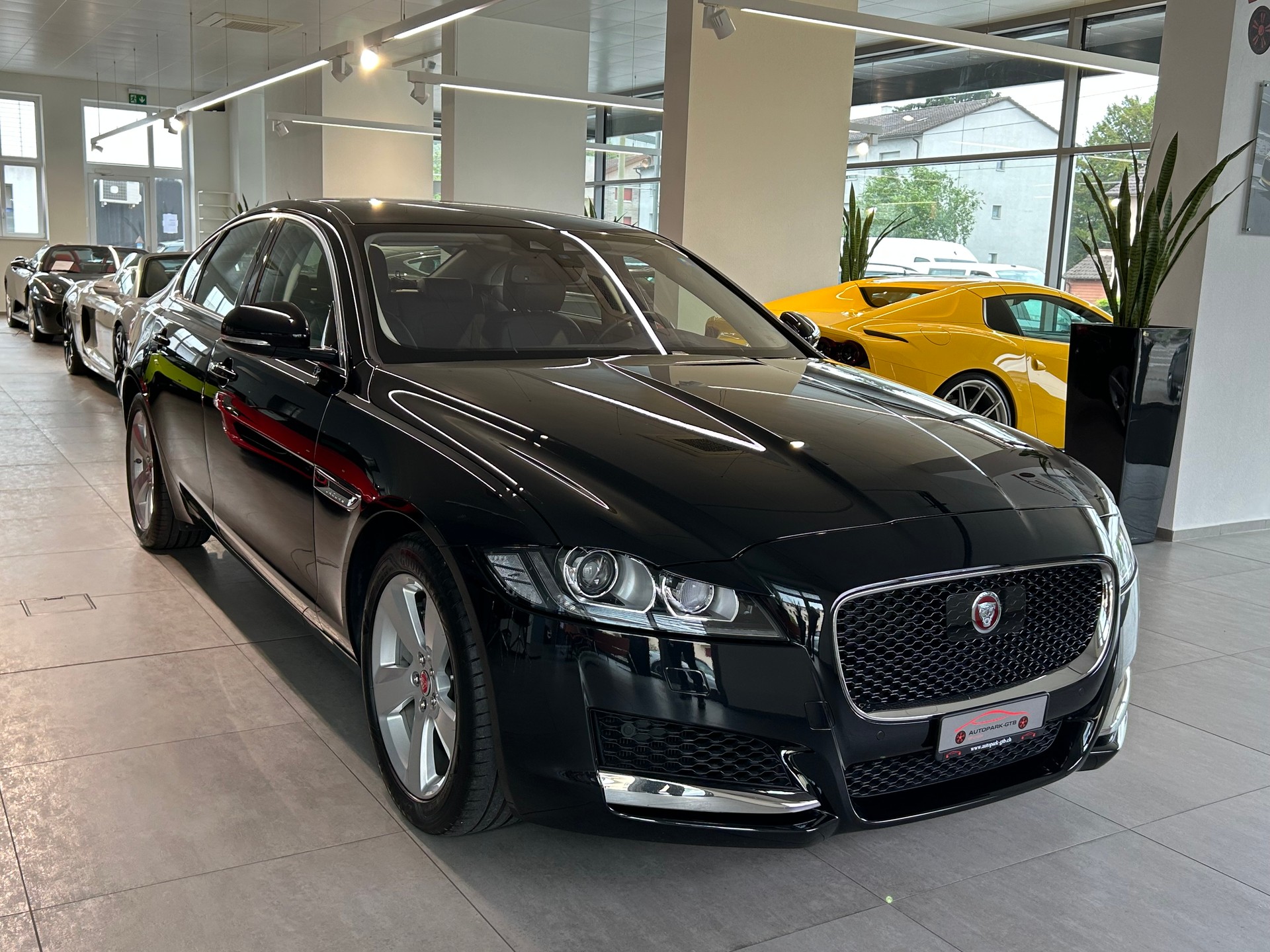 JAGUAR XF 30d Prestige Automatic-image-1