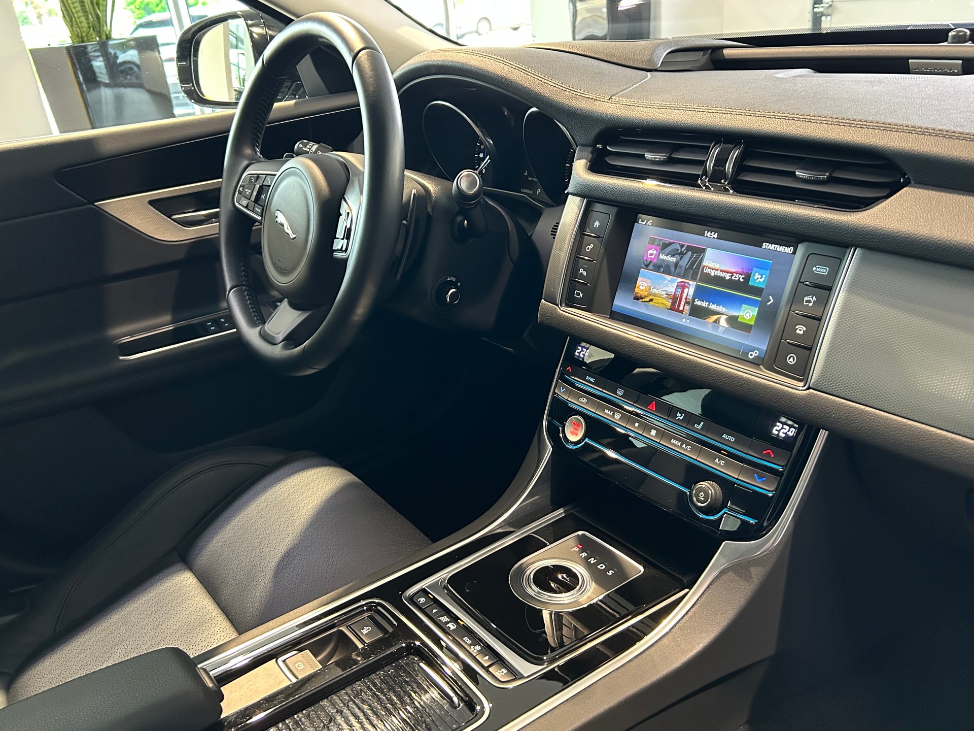 JAGUAR XF 30d Prestige Automatic-image-14