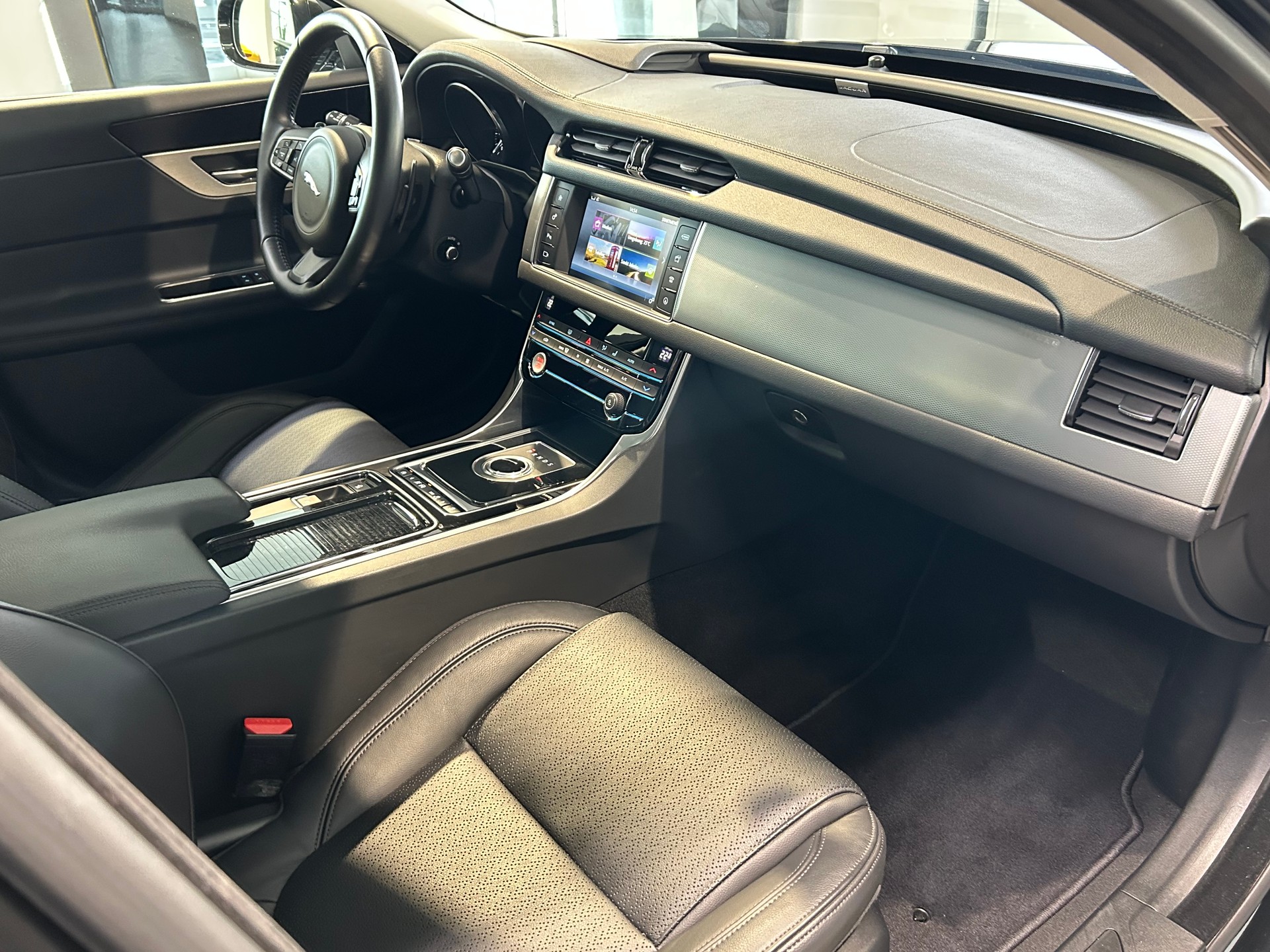JAGUAR XF 30d Prestige Automatic-image-10