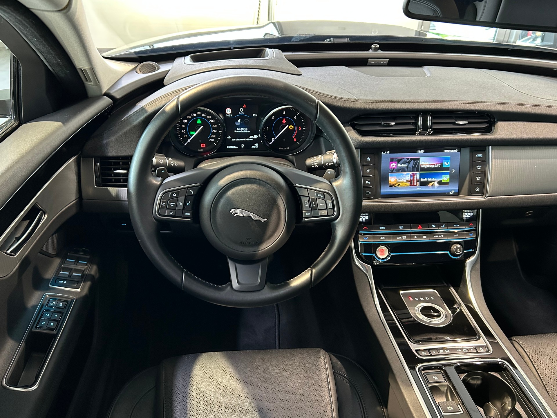 JAGUAR XF 30d Prestige Automatic-image-13